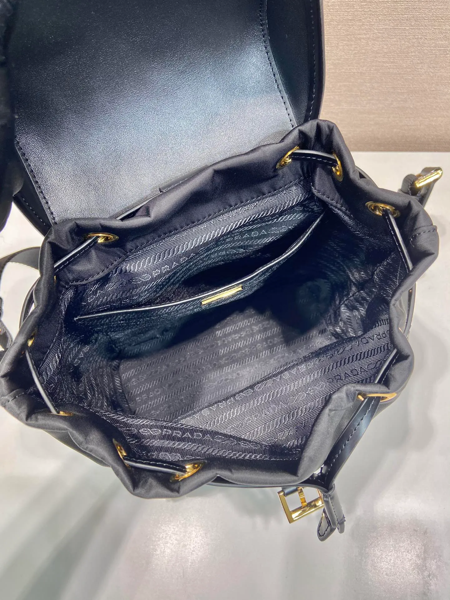 💰1240🎉New backpack 🎉1BZ074🎉🎉 This backpack combines several elements, imported nylon fabric and glossy cowhide 🎉Top metal hardware accessories. Elegant and versatile, it features an exterior zip pocket and is embellished with the signature enameled triangle metal logo. Another backpack that will never go out of style. beauties. Hurry up and get it🎉🎉 Length 20.5x Height 25x Bottom 11.5cm🎉🎉👏👏