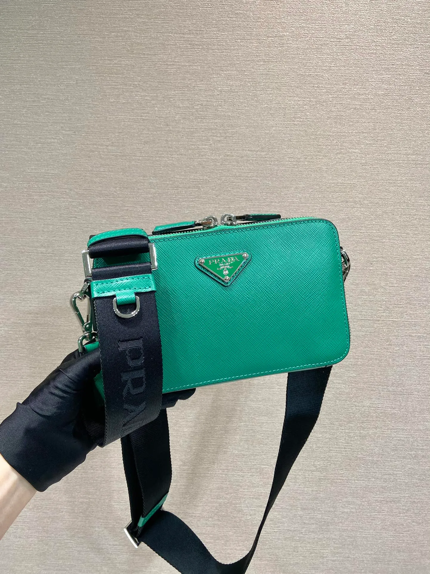 💰1120🎉New Messenger Bag🎉2VH173 Cross Pattern New Color🎉👏 The outline of this 2024 Brique handbag is smooth and elegant. The unique interwoven texture of Saffiano leather and wax-scaling process add to the elegance and noble temperament. The detachable and adjustable shoulder strap features an enameled metal triangle logo for a stylish and versatile fit. It has a large capacity and is worth owning. Hurry up and get it🎉🎉Length 19x Height 11.5x Bottom 3.5cm🎉🎉👏👏