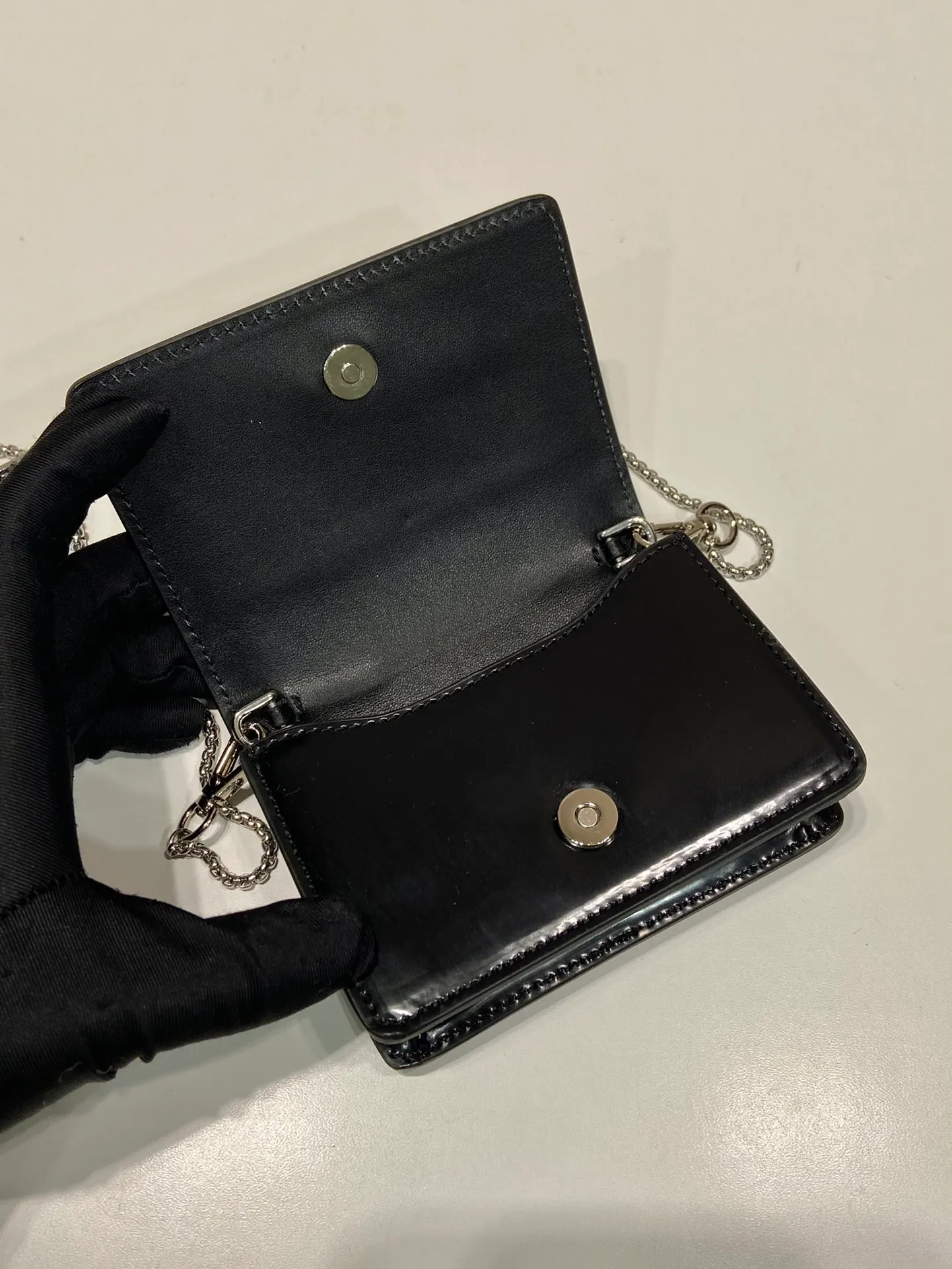 💰760🎉Glossy small bag🎉1MR024 new color🎉🎉 This bright fabric is made of fine and smooth cowhide, showing a gorgeous and functional design. My favorite is this detachable and adjustable iron shoulder strap, which can be used as a waist bag decoration😍😍 or as a necklace decoration with clothes. The triangle mark in the middle can be adjusted, giving the item a variety of ways to wear it. There is room for lipstick 💄/earphones/keys🚗....so beautiful. Worth buying 🎉🎉 Length 11.5x Height 8cm