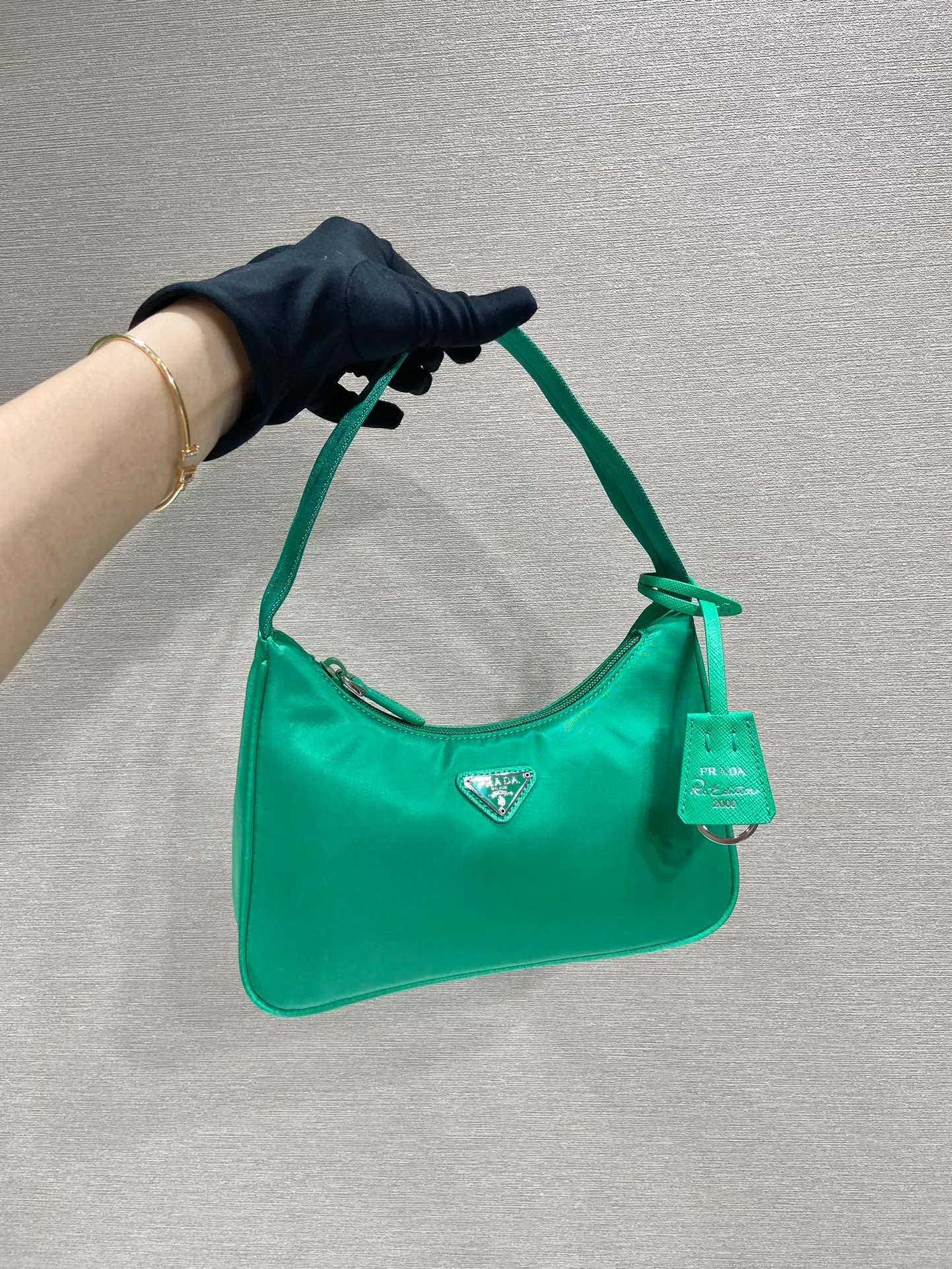 💰660🔥Original quality👍👍1NE515 moon-shaped second-hand bag, made of imported original parachute fabric, lightweight and practical Hobo armpit bag, super simple and eye-catching👍👍, small/light/fitable/easy to wear/fashionable armpit bag, and can be carried by hand, super easy to use😍😍. It is currently the most popular bag among celebrities, aren’t you excited😜😜, ladies, hurry up, length 23x height 13x bottom 5cm👏👏👏
