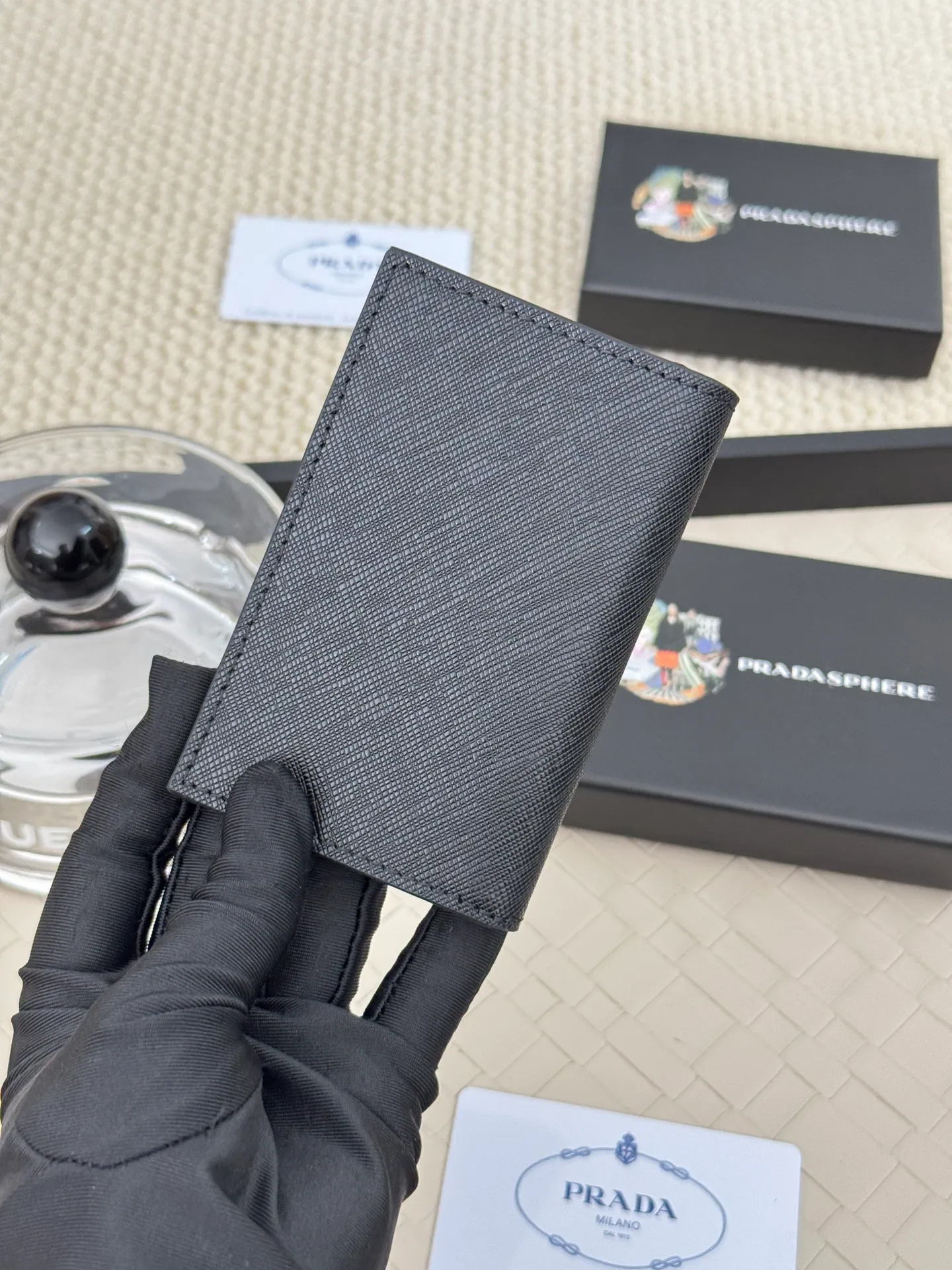 💰120 prada cross pattern unisex card holder, can be placed in pockets, bags, and can be held in hand, made of cross pattern imported calfskin, pocket card holder, can hold change, 6 card slots, simple and elegant fashion trend. Model 2MC101, color as shown in the picture, size 11×7cm,