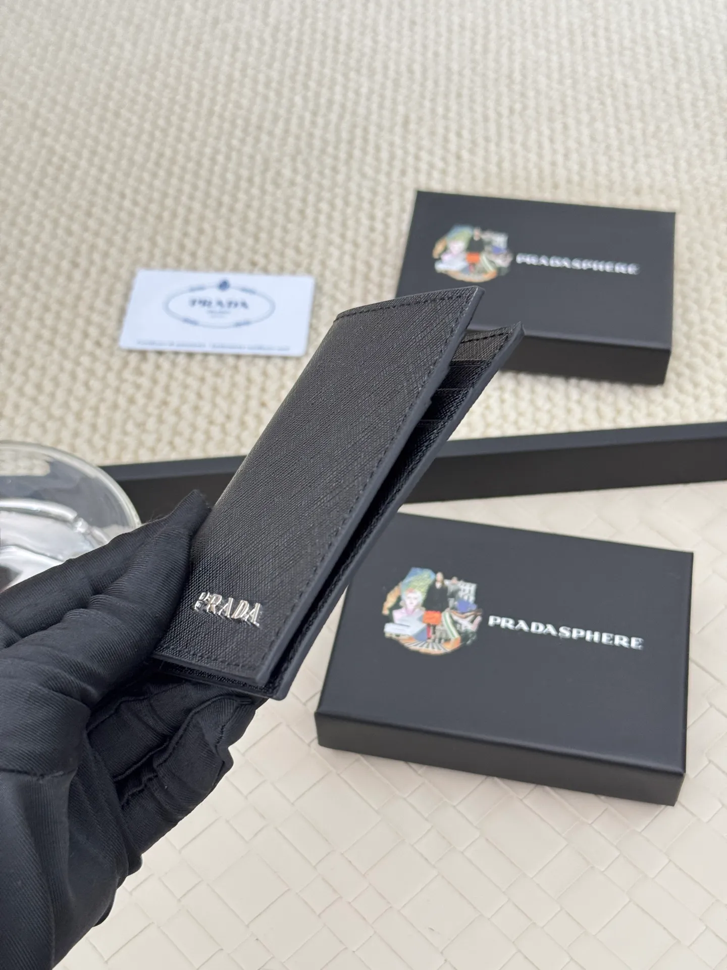 💰120 prada cross pattern unisex card holder, can be placed in pockets, bags, and can be held in hand, made of cross pattern imported calfskin, pocket card holder, can hold change, 6 card slots, simple and elegant fashion trend. Model 2MC101, color as shown in the picture, size 11×7cm,
