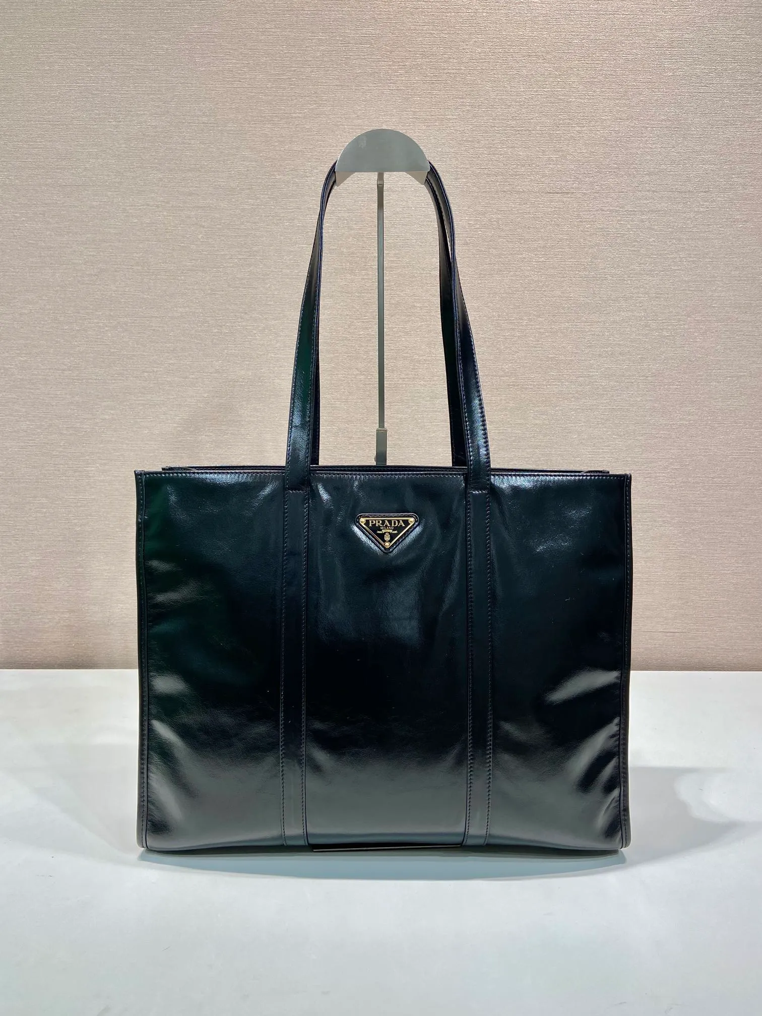 💰1760🎉Oil wax tote bag🎉1BG460🎉🎉 This tote bag is made of imported wax leather. The shiny color exudes a classic atmosphere. It can be carried on the shoulder or in the hand. It has a very large capacity and is easy to use. It is definitely a must-have for fashionistas. Hurry up and take this retro plaid tote bag home! Length 38x Height 30x Bottom 12cm🎉🎉🎉👏👏👏 Length 39x Height 30x Bottom 10cm