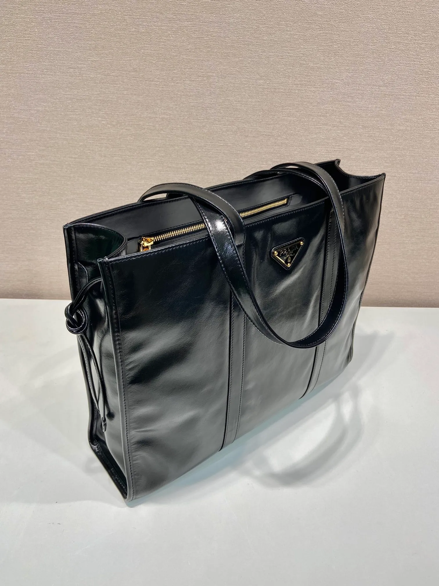 💰1760🎉Oil wax tote bag🎉1BG460🎉🎉 This tote bag is made of imported wax leather. The shiny color exudes a classic atmosphere. It can be carried on the shoulder or in the hand. It has a very large capacity and is easy to use. It is definitely a must-have for fashionistas. Hurry up and take this retro plaid tote bag home! Length 38x Height 30x Bottom 12cm🎉🎉🎉👏👏👏 Length 39x Height 30x Bottom 10cm