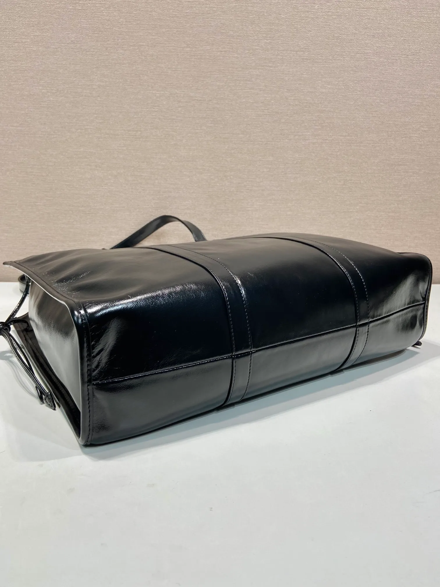💰1760🎉Oil wax tote bag🎉1BG460🎉🎉 This tote bag is made of imported wax leather. The shiny color exudes a classic atmosphere. It can be carried on the shoulder or in the hand. It has a very large capacity and is easy to use. It is definitely a must-have for fashionistas. Hurry up and take this retro plaid tote bag home! Length 38x Height 30x Bottom 12cm🎉🎉🎉👏👏👏 Length 39x Height 30x Bottom 10cm