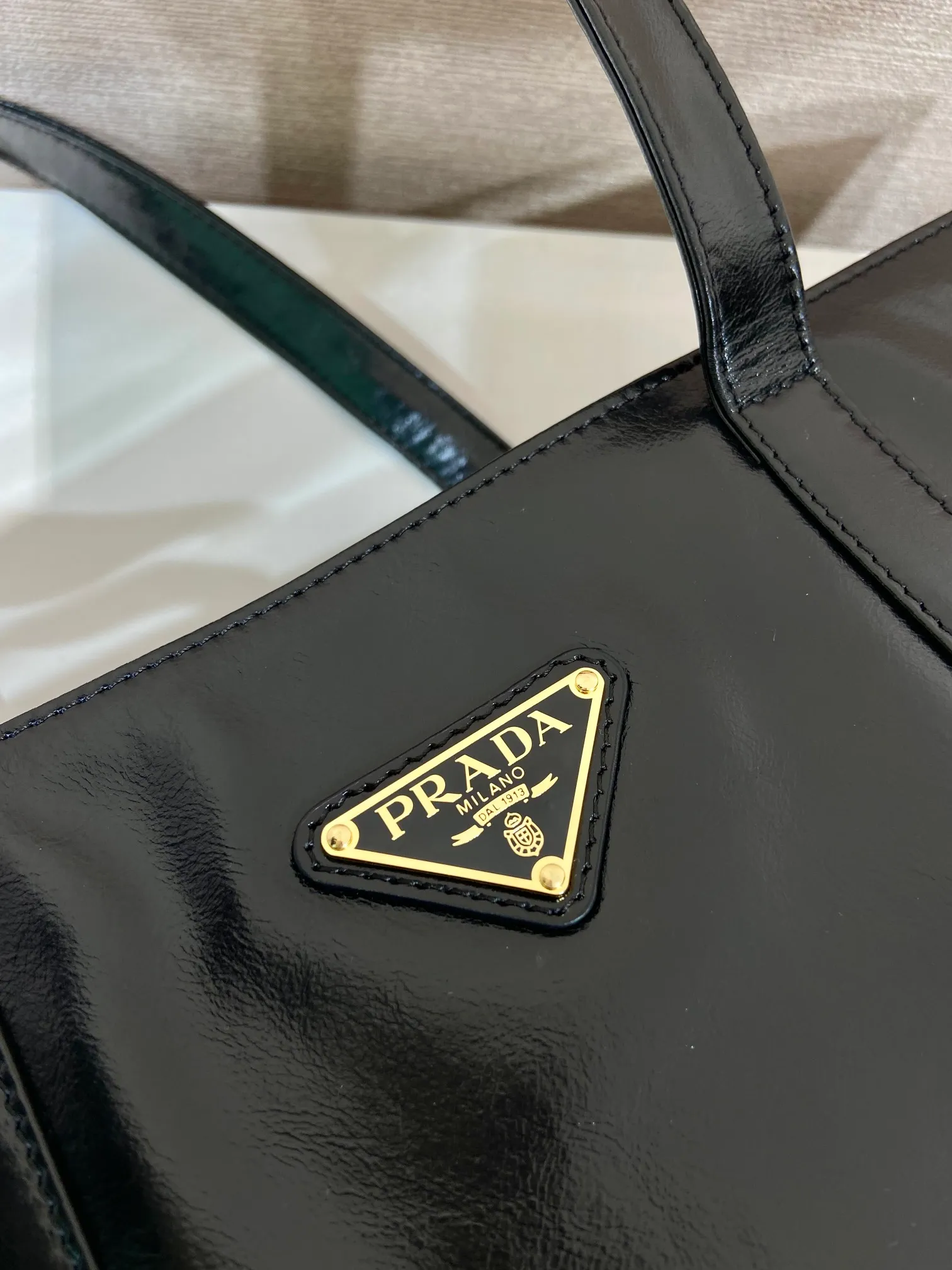 💰1760🎉Oil wax tote bag🎉1BG460🎉🎉 This tote bag is made of imported wax leather. The shiny color exudes a classic atmosphere. It can be carried on the shoulder or in the hand. It has a very large capacity and is easy to use. It is definitely a must-have for fashionistas. Hurry up and take this retro plaid tote bag home! Length 38x Height 30x Bottom 12cm🎉🎉🎉👏👏👏 Length 39x Height 30x Bottom 10cm
