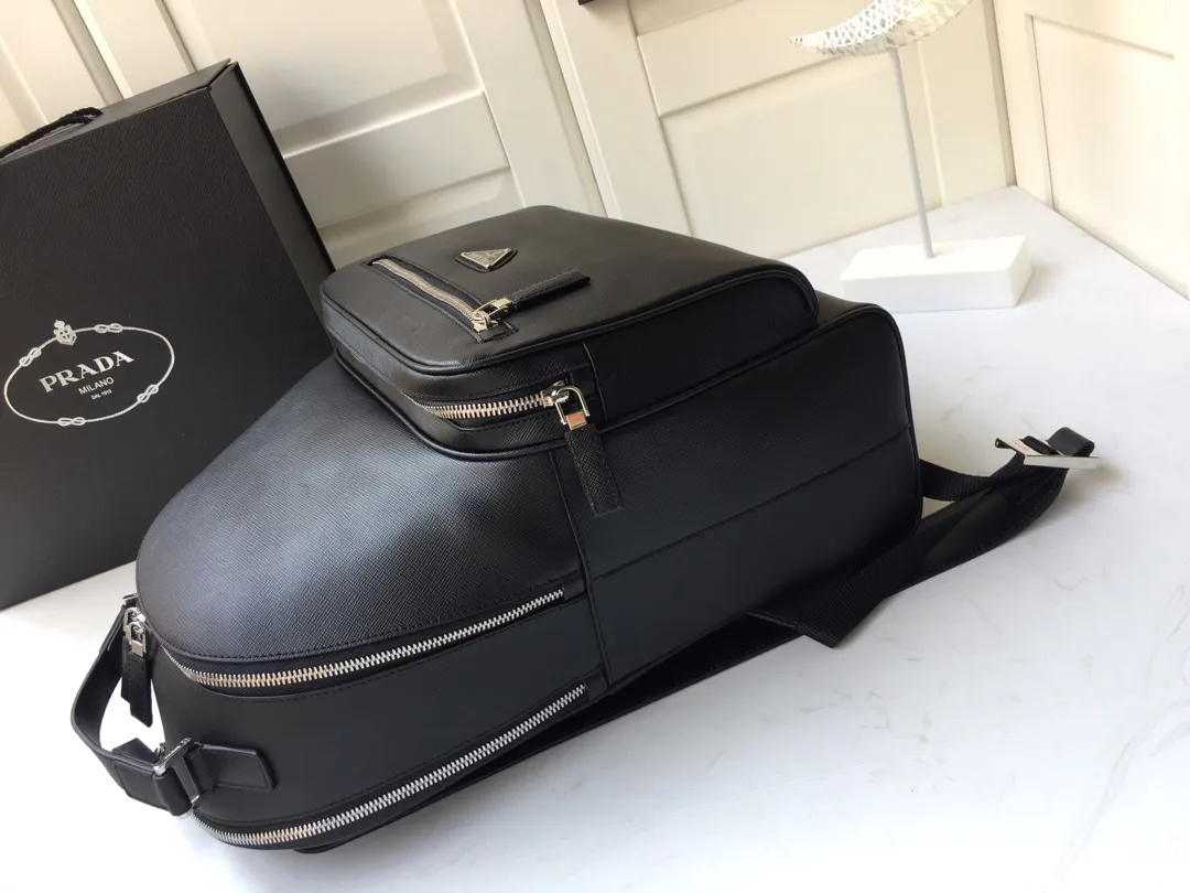 💰2360🎉Exclusive debut🎉Latest backpack 2VZ032👏👏Original item👍👍Made of imported Saffiano leather material, metal hardware accessories, two strap-type leather straps, one leather handle, back pocket, and can be inserted into the trolley case 😘😘With a two-way zipper, two front zipper pockets, the main compartment is equipped with a two-way zipper, a metal logo plate, two inner pockets, one of which has a zipper and an inner logo plate. This backpack has a simple line design and looks elegant and elegant👍👍Length 27xH 39.5 x bottom 16cm 👏👏👏💰💰💰