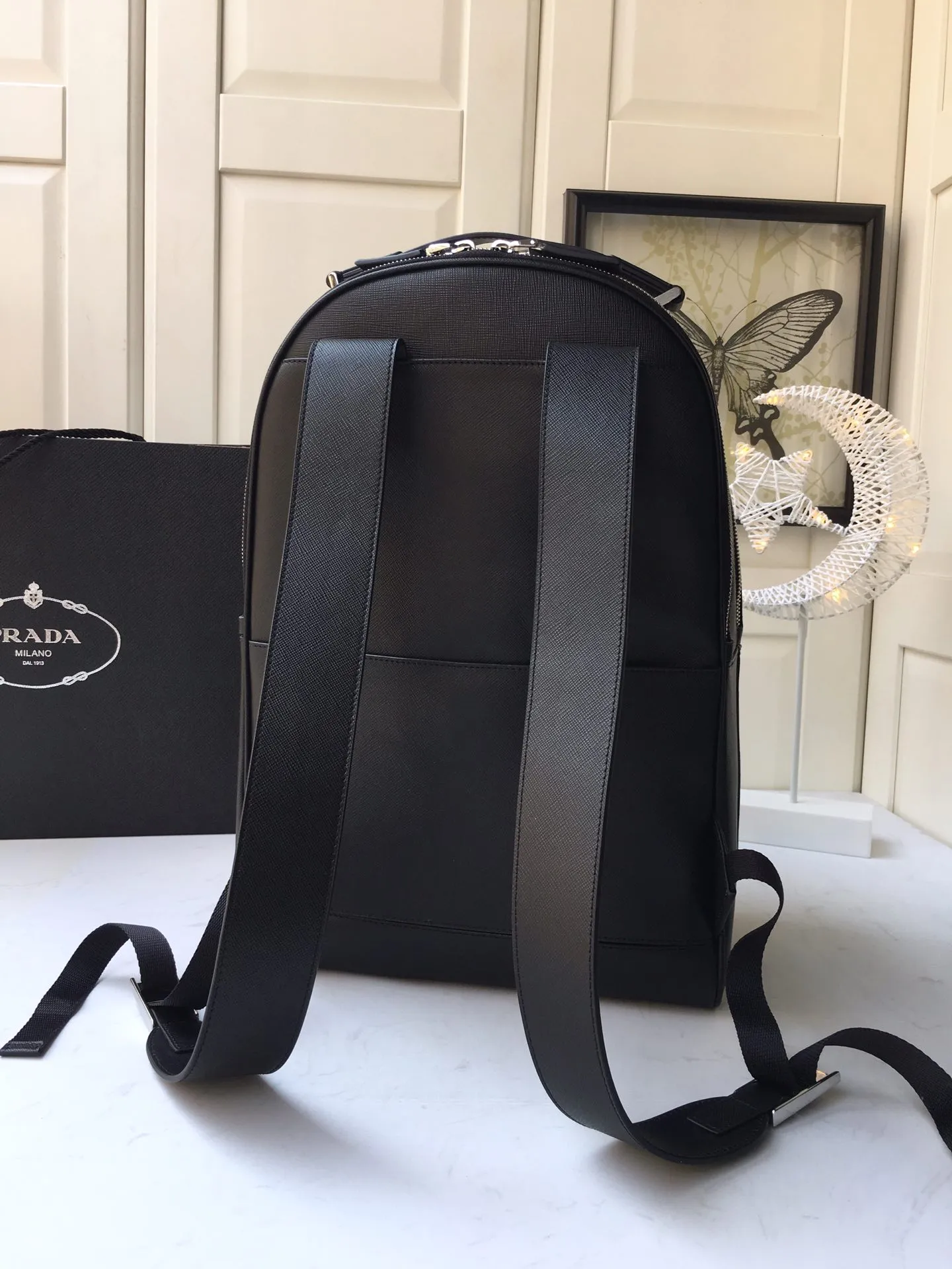 💰2360🎉Exclusive debut🎉Latest backpack 2VZ032👏👏Original item👍👍Made of imported Saffiano leather material, metal hardware accessories, two strap-type leather straps, one leather handle, back pocket, and can be inserted into the trolley case 😘😘With a two-way zipper, two front zipper pockets, the main compartment is equipped with a two-way zipper, a metal logo plate, two inner pockets, one of which has a zipper and an inner logo plate. This backpack has a simple line design and looks elegant and elegant👍👍Length 27xH 39.5 x bottom 16cm 👏👏👏💰💰💰