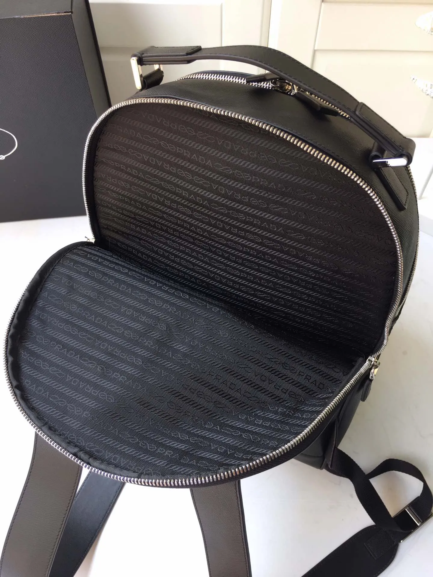 💰2360🎉Exclusive debut🎉Latest backpack 2VZ032👏👏Original item👍👍Made of imported Saffiano leather material, metal hardware accessories, two strap-type leather straps, one leather handle, back pocket, and can be inserted into the trolley case 😘😘With a two-way zipper, two front zipper pockets, the main compartment is equipped with a two-way zipper, a metal logo plate, two inner pockets, one of which has a zipper and an inner logo plate. This backpack has a simple line design and looks elegant and elegant👍👍Length 27xH 39.5 x bottom 16cm 👏👏👏💰💰💰