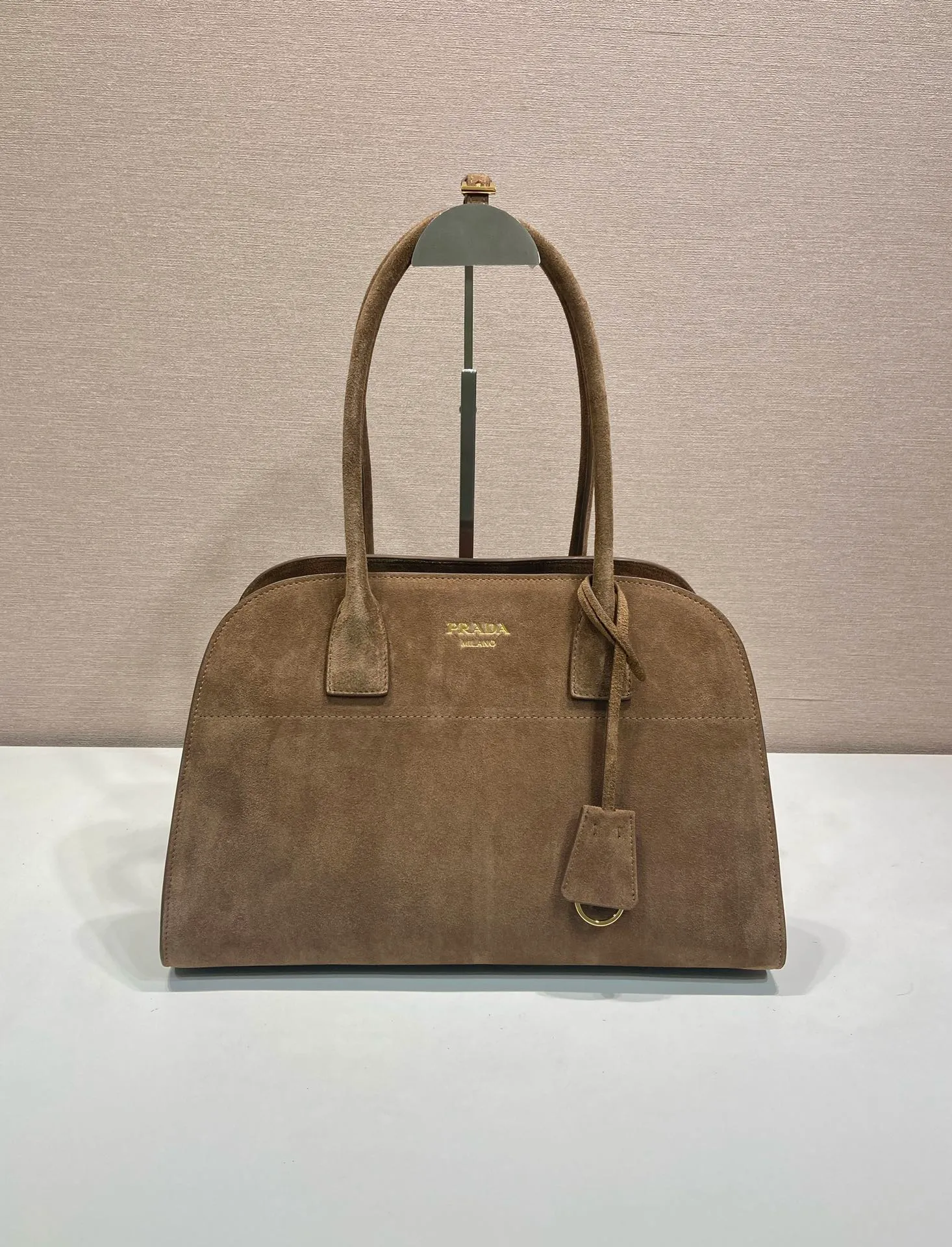 💰1560 🎉New Tote Bag🎉1BG572 Suede Leather🎉🎉 This bag adopts the versatile style and light texture of suede leather, shaping the Oversize silhouette and cleverly interpreting duality. Practical functions, exquisite design, and exquisite details highlight the excellent craftsmanship of the P family. The capacity is large and the upper body is very fashionable. Baby, hurry up and get it. Length 35x height 22.5x base 18cm🎉🎉🎉💰💰💰
