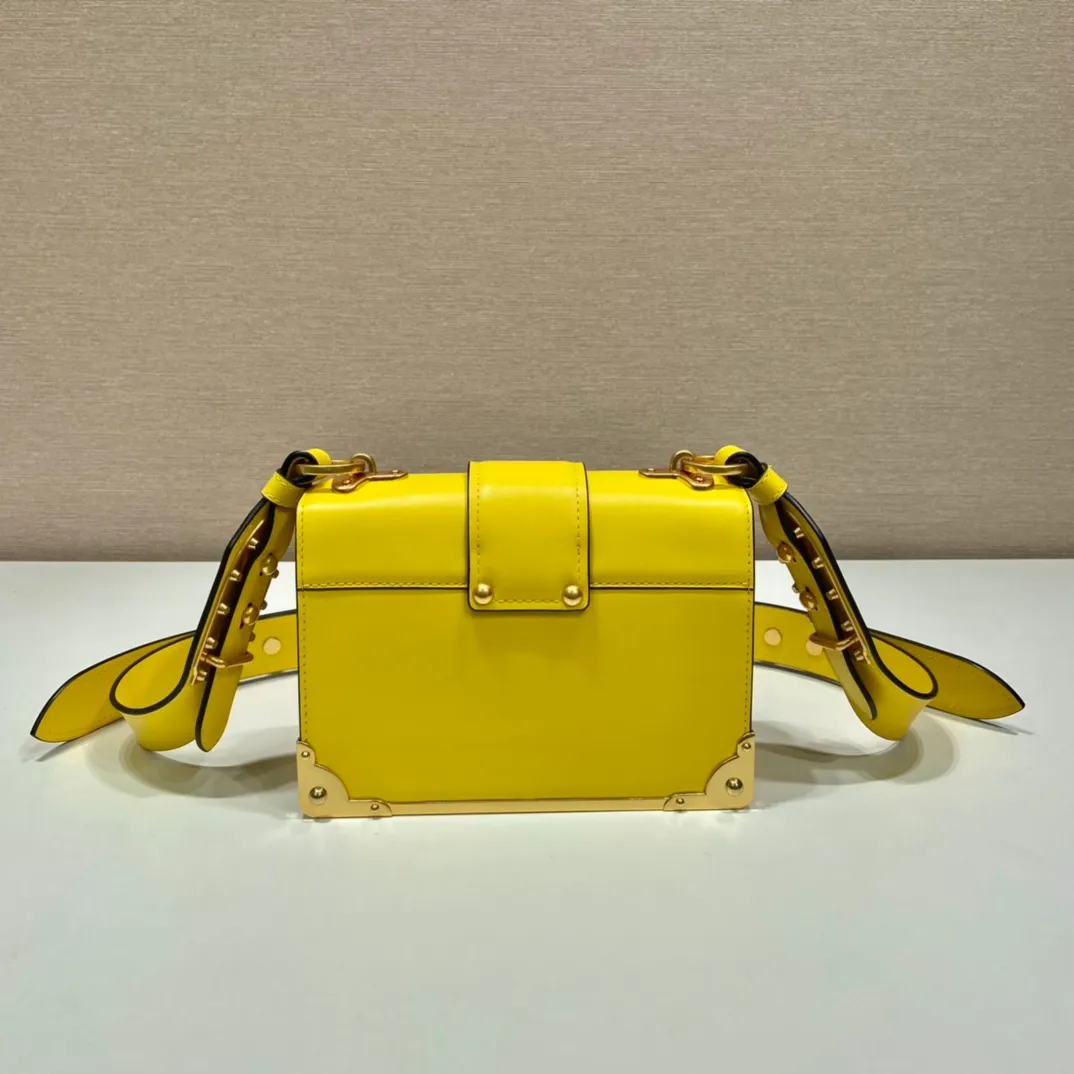 💰1800, P's latest women's bag 1BD045, new color 🎉🎉 arrived, top quality, synchronized with counters, made of imported calfskin➕cross pattern➕sheepskin lining, top hardware. Lots of compartments, fashionable + casual + lightweight, a favorite among ladies, length 19cm and height 14cmX9cm