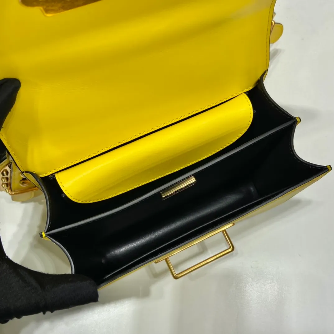 💰1800, P's latest women's bag 1BD045, new color 🎉🎉 arrived, top quality, synchronized with counters, made of imported calfskin➕cross pattern➕sheepskin lining, top hardware. Lots of compartments, fashionable + casual + lightweight, a favorite among ladies, length 19cm and height 14cmX9cm