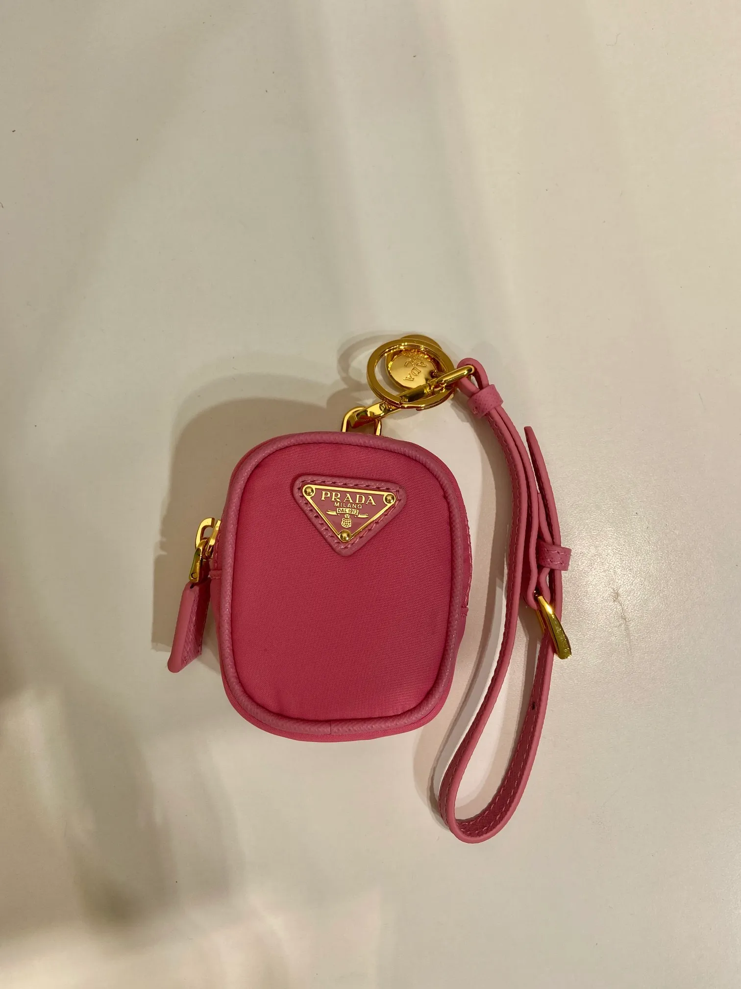 💰360🎉Mini small bag🎉1TT200 new product🎉🎉 This mini pouch is versatile in style and made of Re-Nylon. It cleverly combines practical regenerated nylon, a detachable leather wrist strap and gold-plated hardware. It can be hung on bags and waist bags for decoration. Cards/car keys🔑/lipstick💄/are all no problem. Babies, the pouch you have been longing for has arrived👏👏 Length 7.5x Height 6x Bottom 2.5cm👏👏👏🎉🎉🎉
