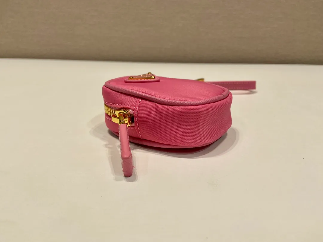 💰360🎉Mini small bag🎉1TT200 new product🎉🎉 This mini pouch is versatile in style and made of Re-Nylon. It cleverly combines practical regenerated nylon, a detachable leather wrist strap and gold-plated hardware. It can be hung on bags and waist bags for decoration. Cards/car keys🔑/lipstick💄/are all no problem. Babies, the pouch you have been longing for has arrived👏👏 Length 7.5x Height 6x Bottom 2.5cm👏👏👏🎉🎉🎉