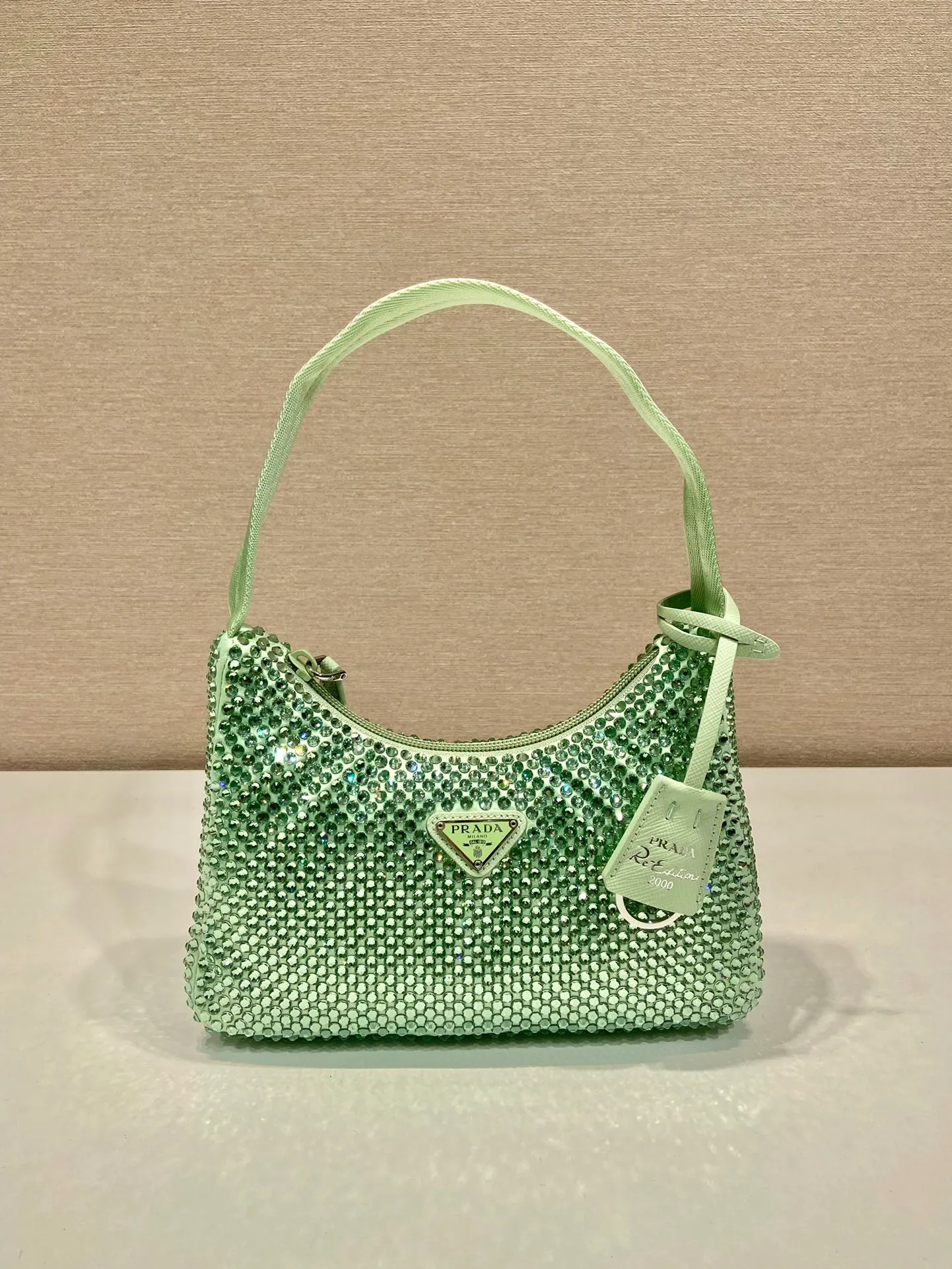 💰1000🎉Flash diamond Hobo🎉1NE515 flash diamond, the most beautiful and sparkling rhinestone Hobo 😘😘Imported diamond net. The sparkling appearance. The blingbling effect under the night light is very eye-catching. The rate of return is very high. 🙈🙈Everyone will praise you wherever you take it😘This kind of sparkling diamond bag is also very easy to match with clothes. It is so cute and cool. , suitable for any occasion, the popular elements of Hobo have always been recognized by Internet celebrities/celebrities, and it is a permanently popular Hobo🙊🙊worth buying👍beauties😘Length 23x Height 13x Bottom 5cm