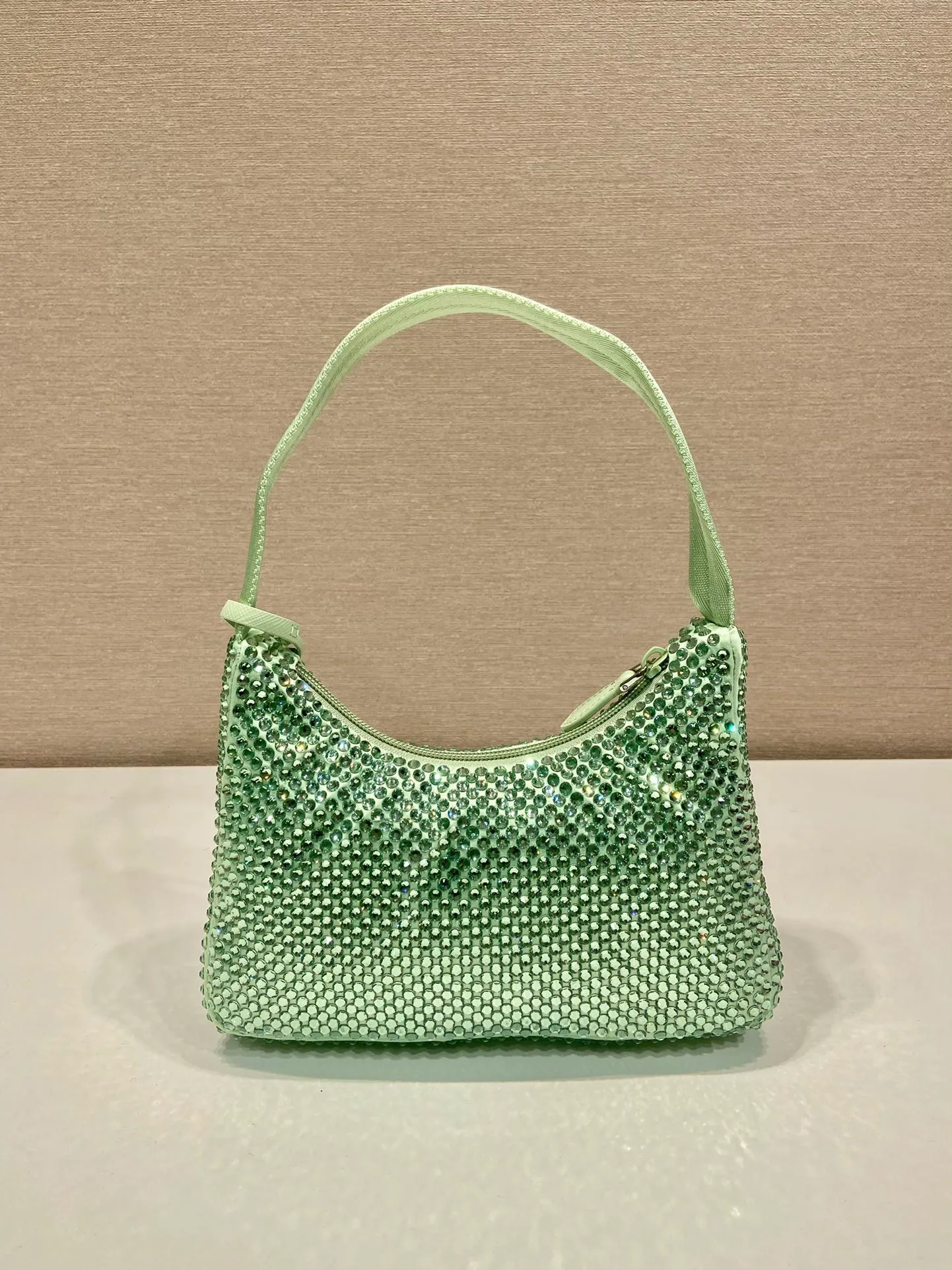 💰1000🎉Flash diamond Hobo🎉1NE515 flash diamond, the most beautiful and sparkling rhinestone Hobo 😘😘Imported diamond net. The sparkling appearance. The blingbling effect under the night light is very eye-catching. The rate of return is very high. 🙈🙈Everyone will praise you wherever you take it😘This kind of sparkling diamond bag is also very easy to match with clothes. It is so cute and cool. , suitable for any occasion, the popular elements of Hobo have always been recognized by Internet celebrities/celebrities, and it is a permanently popular Hobo🙊🙊worth buying👍beauties😘Length 23x Height 13x Bottom 5cm