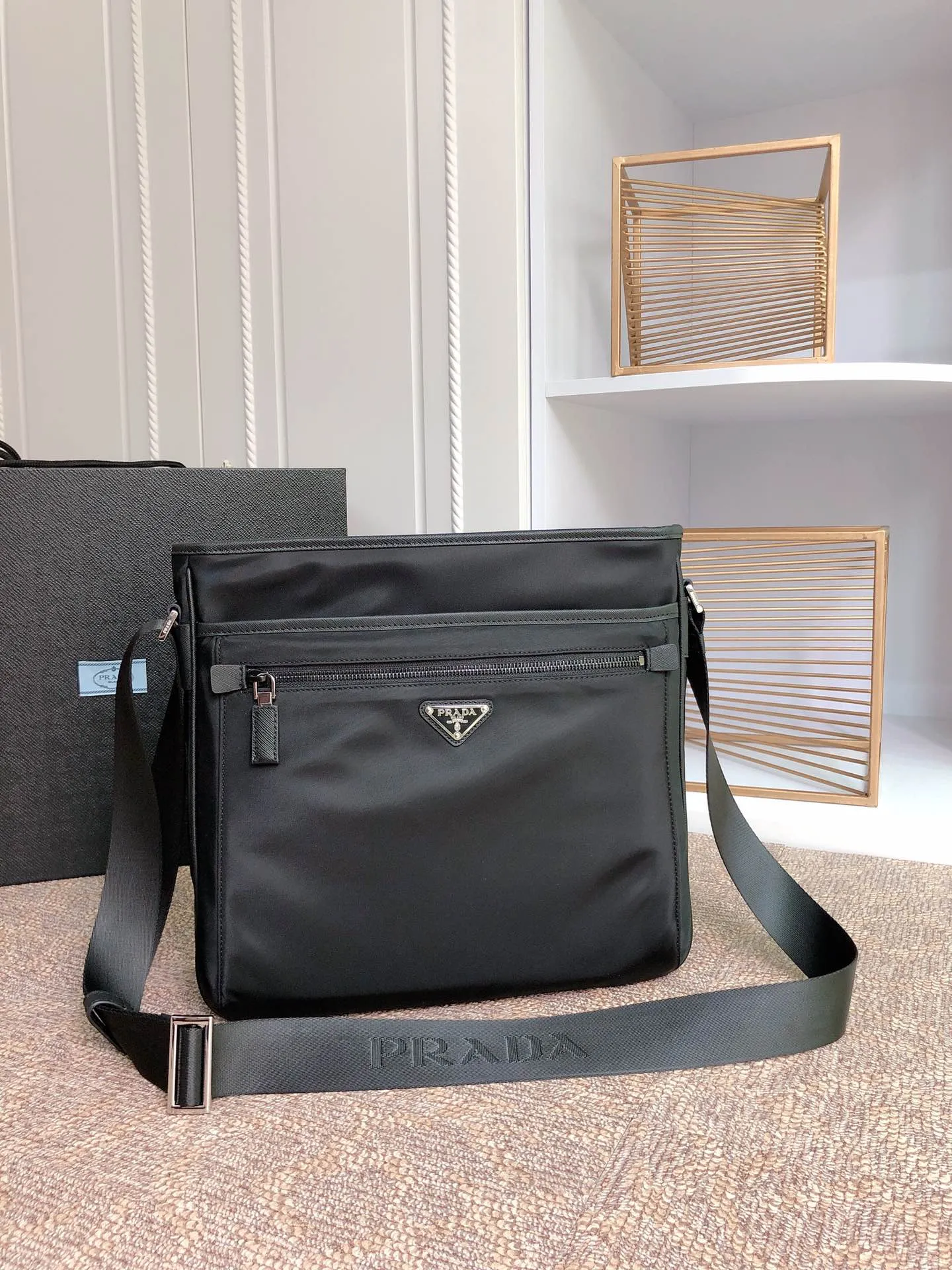 💰960♻️Exclusive first launch♻️New 2VH953 arrives👏🏻👏🏻Made with imported nylon fabric and Saffiano leather trim Polished steel hardware and black titanium zippers Prada logo lining Interior logo plaque and triangular enamel logo on front Zippered main compartment Zippered interior pocket and two interior phone pockets Three zippered exterior pockets, two on the front and one on the back Adjustable nylon shoulder strap, jacquard logo decoration, light and practical, men's favorite💼💼, length 31X height 30X bottom 6cm🤙🤙🤙