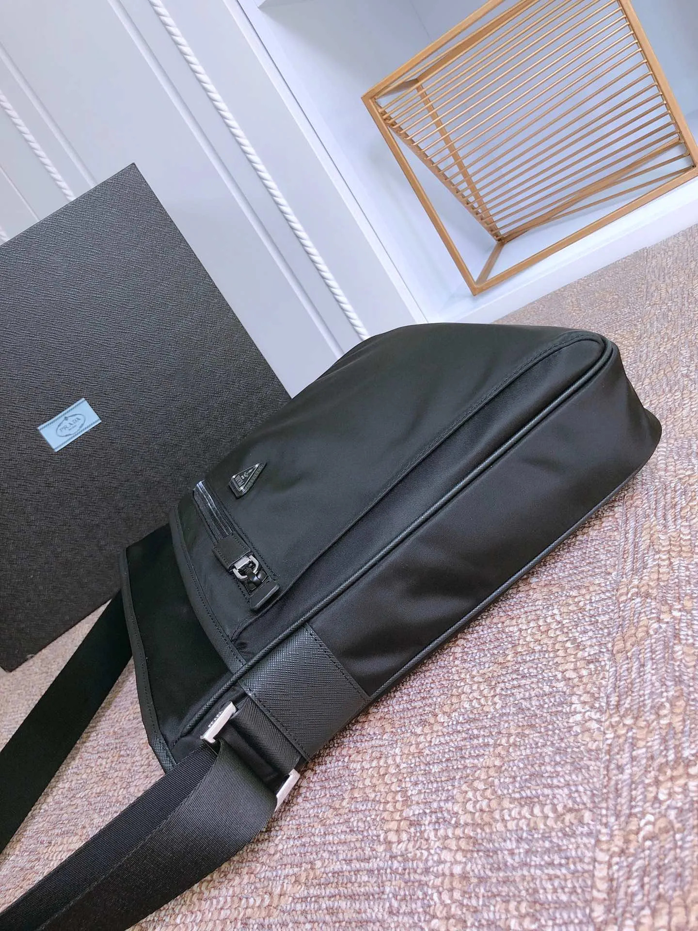 💰960♻️Exclusive first launch♻️New 2VH953 arrives👏🏻👏🏻Made with imported nylon fabric and Saffiano leather trim Polished steel hardware and black titanium zippers Prada logo lining Interior logo plaque and triangular enamel logo on front Zippered main compartment Zippered interior pocket and two interior phone pockets Three zippered exterior pockets, two on the front and one on the back Adjustable nylon shoulder strap, jacquard logo decoration, light and practical, men's favorite💼💼, length 31X height 30X bottom 6cm🤙🤙🤙