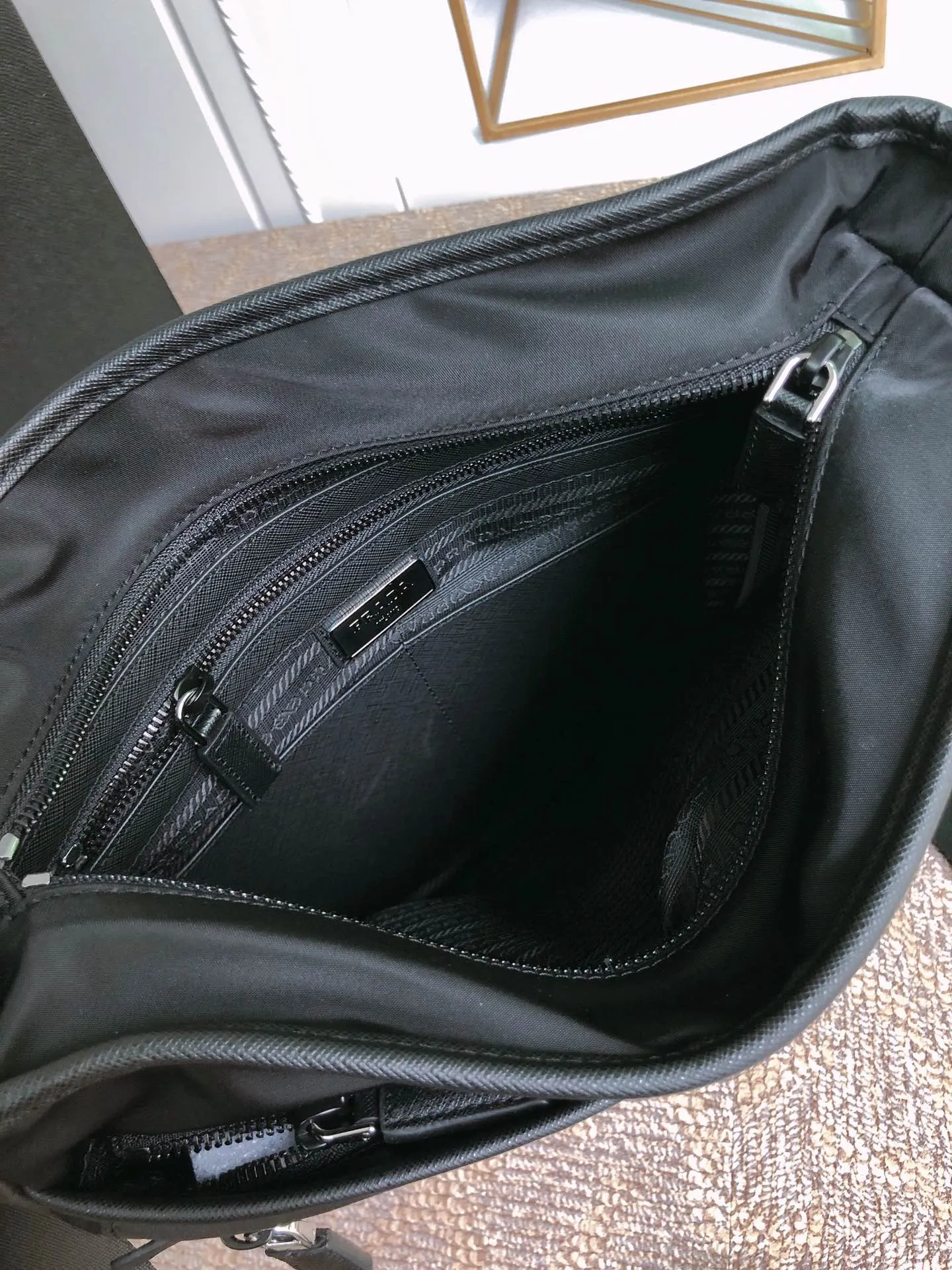 💰960♻️Exclusive first launch♻️New 2VH953 arrives👏🏻👏🏻Made with imported nylon fabric and Saffiano leather trim Polished steel hardware and black titanium zippers Prada logo lining Interior logo plaque and triangular enamel logo on front Zippered main compartment Zippered interior pocket and two interior phone pockets Three zippered exterior pockets, two on the front and one on the back Adjustable nylon shoulder strap, jacquard logo decoration, light and practical, men's favorite💼💼, length 31X height 30X bottom 6cm🤙🤙🤙
