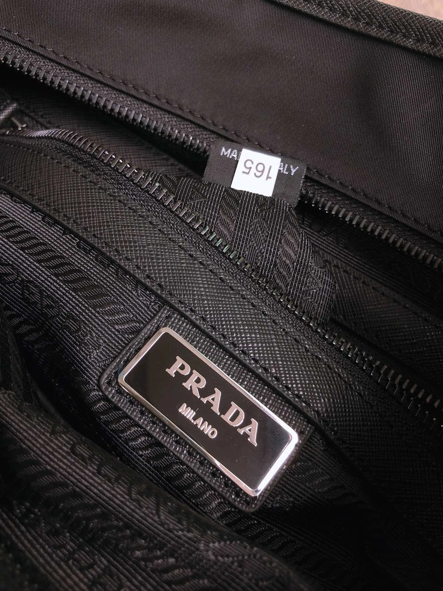 💰960♻️Exclusive first launch♻️New 2VH953 arrives👏🏻👏🏻Made with imported nylon fabric and Saffiano leather trim Polished steel hardware and black titanium zippers Prada logo lining Interior logo plaque and triangular enamel logo on front Zippered main compartment Zippered interior pocket and two interior phone pockets Three zippered exterior pockets, two on the front and one on the back Adjustable nylon shoulder strap, jacquard logo decoration, light and practical, men's favorite💼💼, length 31X height 30X bottom 6cm🤙🤙🤙