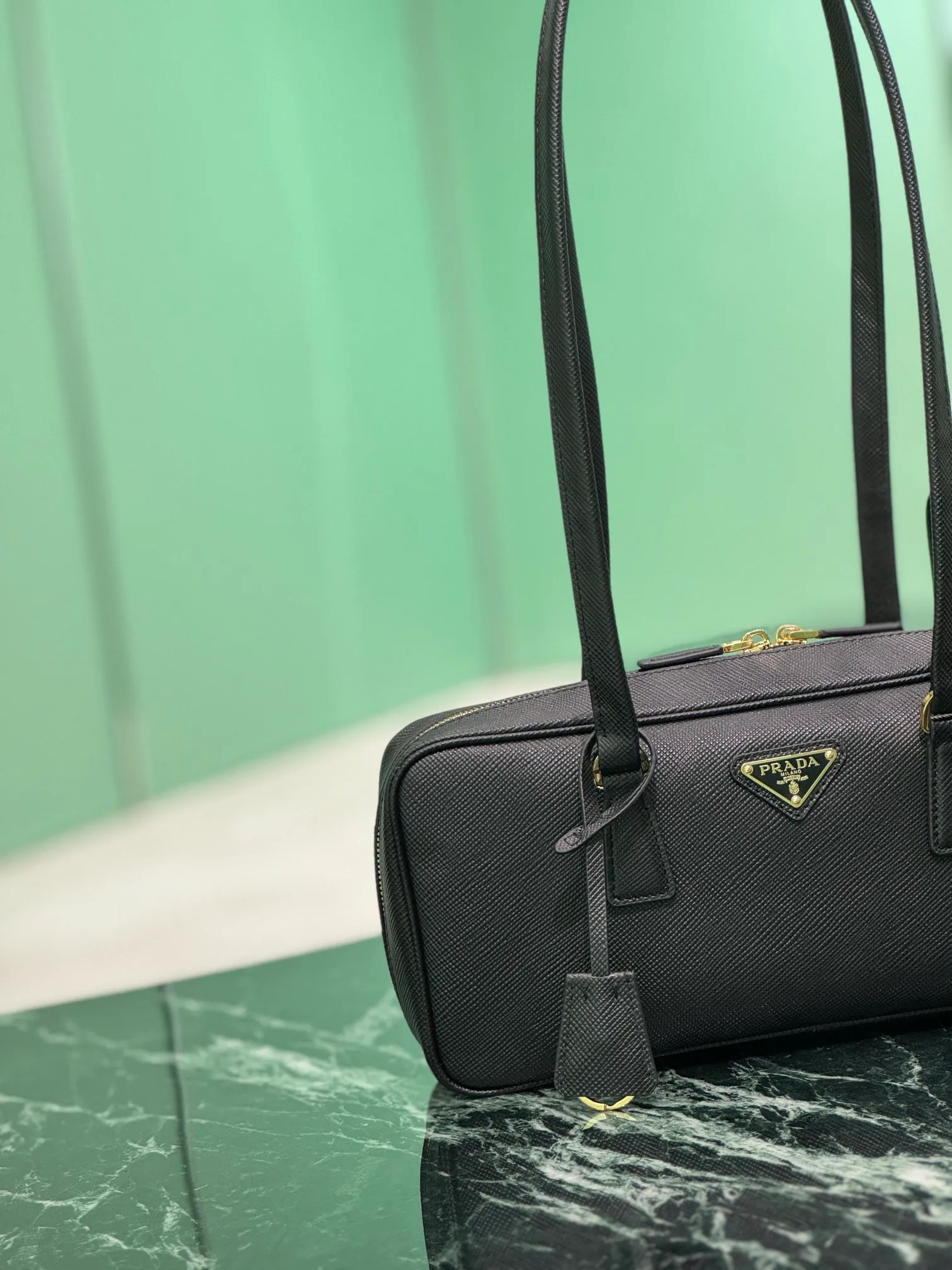 💰1560🌟Long handle handbag This double handle handbag is made of cross-grain cowhide. The long wrist incorporates unique style elements, completely subverting people's traditional perception of luxury goods. Practical design embellishments and exquisite details add a unique charm. Large capacity, practical and elegant! Style number: 1BB116 Size: Width 32×Length 14×Bottom 7.5cm