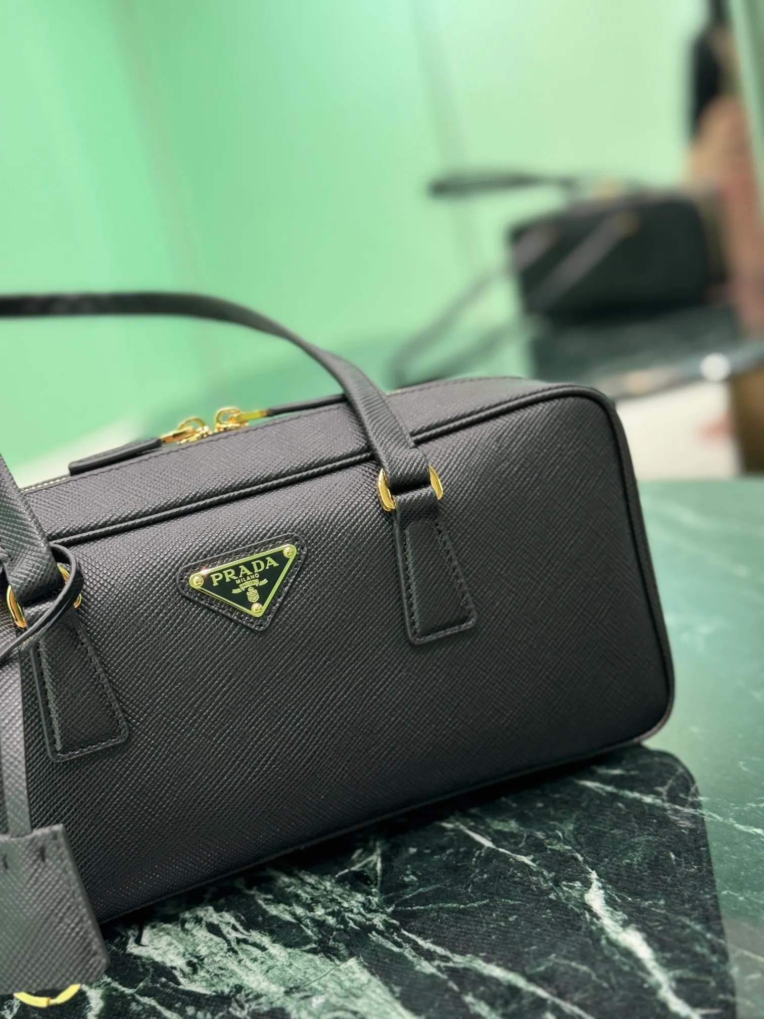 💰1560🌟Long handle handbag This double handle handbag is made of cross-grain cowhide. The long wrist incorporates unique style elements, completely subverting people's traditional perception of luxury goods. Practical design embellishments and exquisite details add a unique charm. Large capacity, practical and elegant! Style number: 1BB116 Size: Width 32×Length 14×Bottom 7.5cm