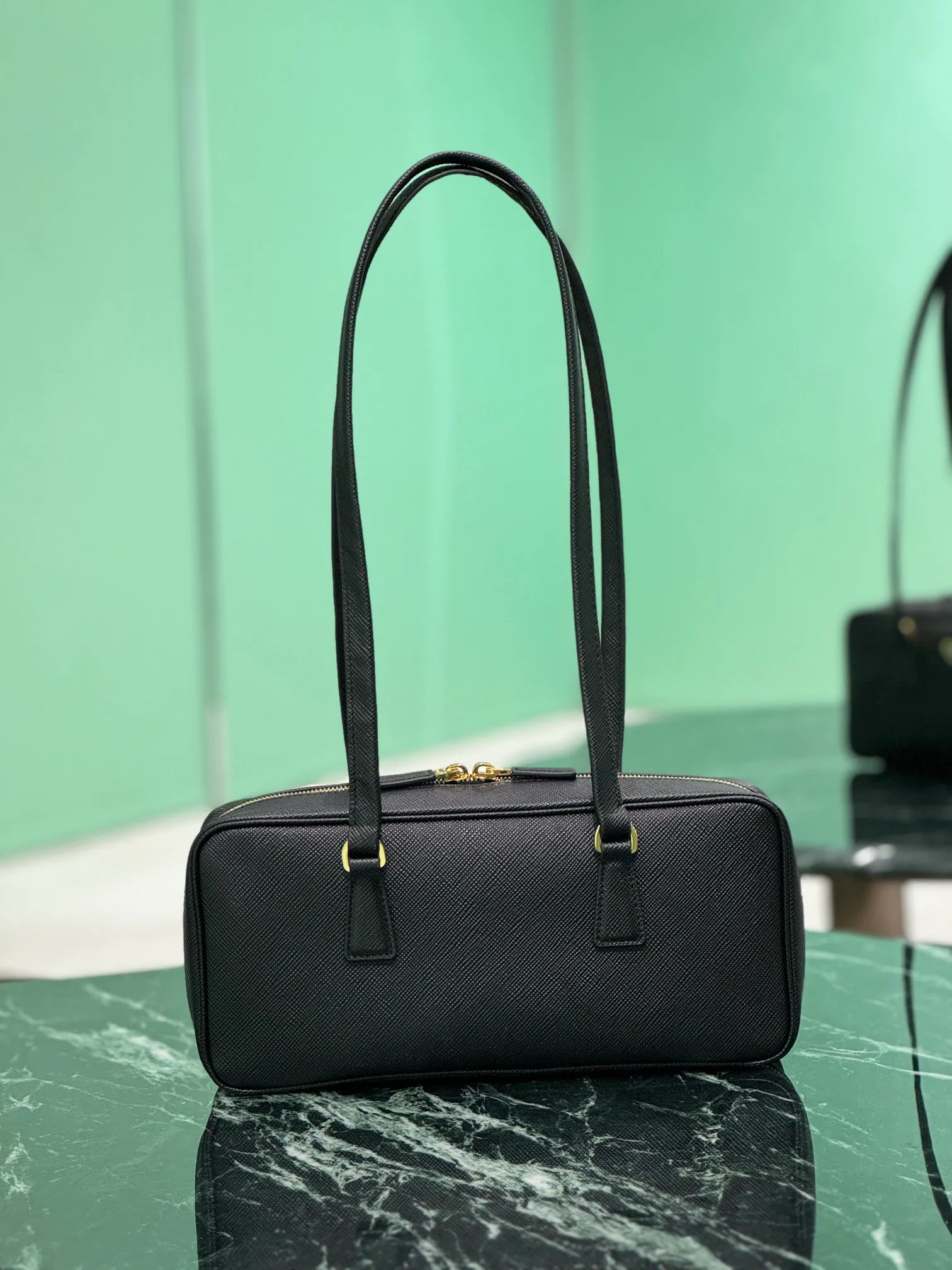 💰1560🌟Long handle handbag This double handle handbag is made of cross-grain cowhide. The long wrist incorporates unique style elements, completely subverting people's traditional perception of luxury goods. Practical design embellishments and exquisite details add a unique charm. Large capacity, practical and elegant! Style number: 1BB116 Size: Width 32×Length 14×Bottom 7.5cm