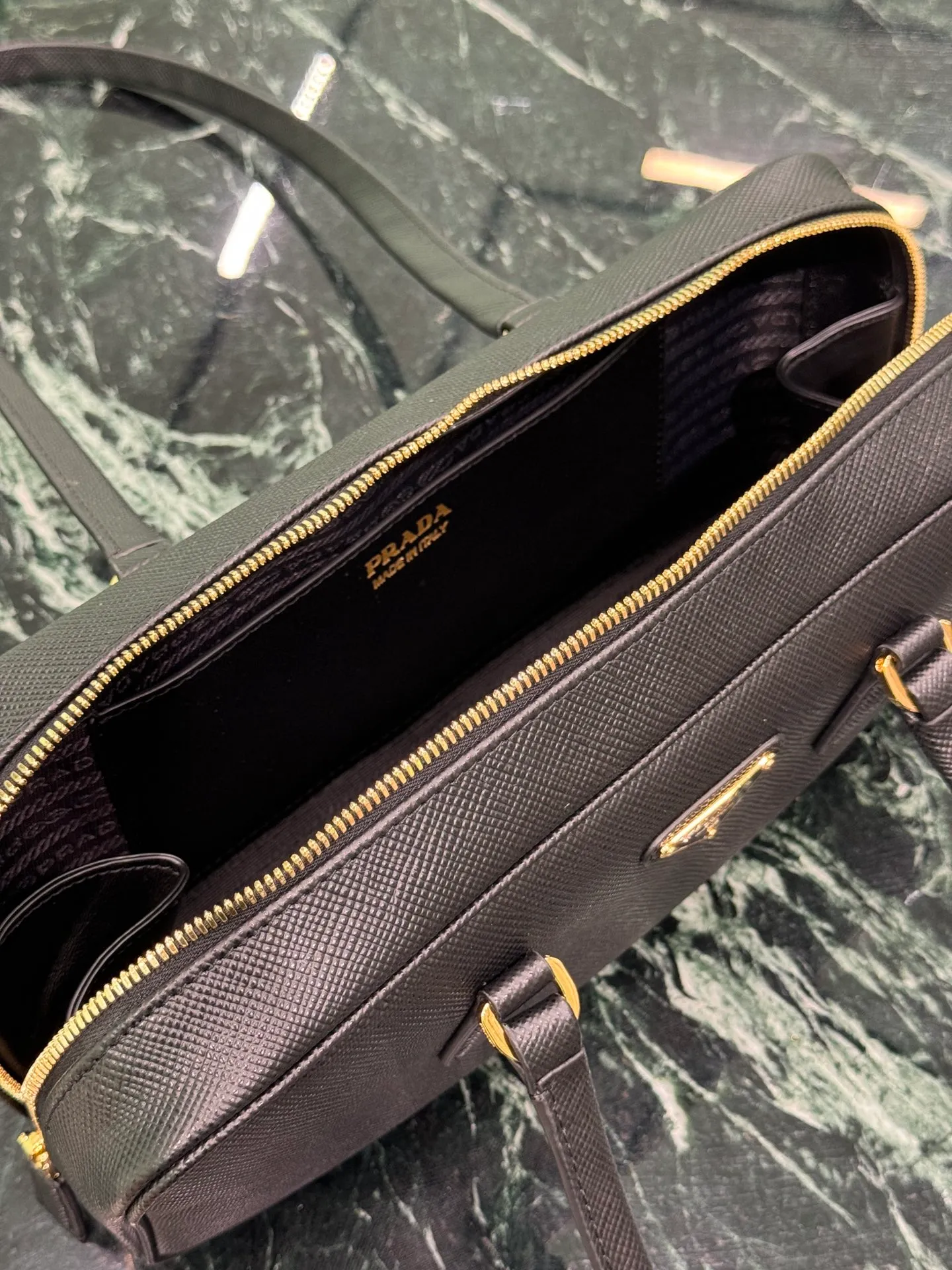 💰1560🌟Long handle handbag This double handle handbag is made of cross-grain cowhide. The long wrist incorporates unique style elements, completely subverting people's traditional perception of luxury goods. Practical design embellishments and exquisite details add a unique charm. Large capacity, practical and elegant! Style number: 1BB116 Size: Width 32×Length 14×Bottom 7.5cm