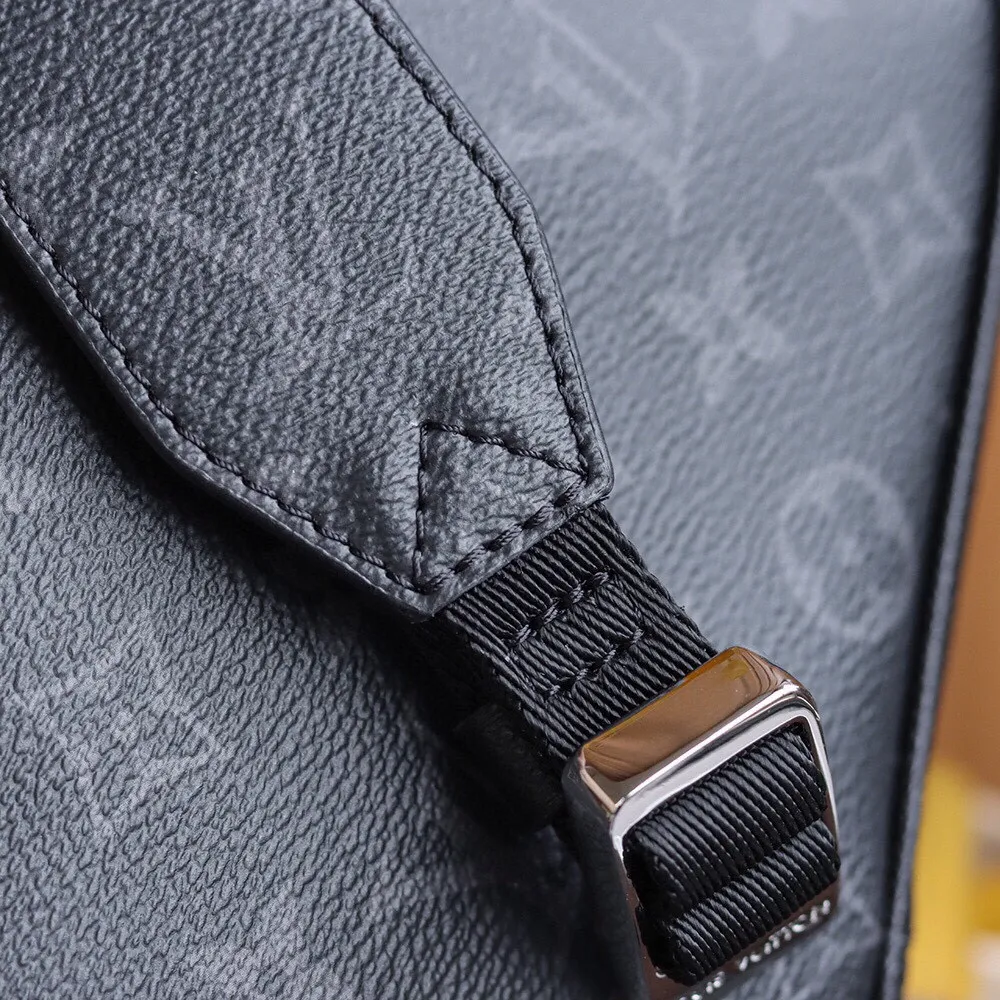 P¥720👉nfc dynamic chip version👈【Top inspection-free pure steel hardware】𝙊𝙐𝙏𝘿𝙊𝙊𝙍 Messenger bag m30233 France🇫🇷original leather/pure steel hardware Size: 26*20*10.5cm A classic yet elegant messenger bag, with exquisite details on the silver zipper and metal parts on the front, and adjustable shoulder straps for an easy carrying experience! Lightweight, durable and practical! Whether it is casual, business, or sports style, it can be matched perfectly! It is recommended to plant grass, the more you look at it, the more attractive it will be.