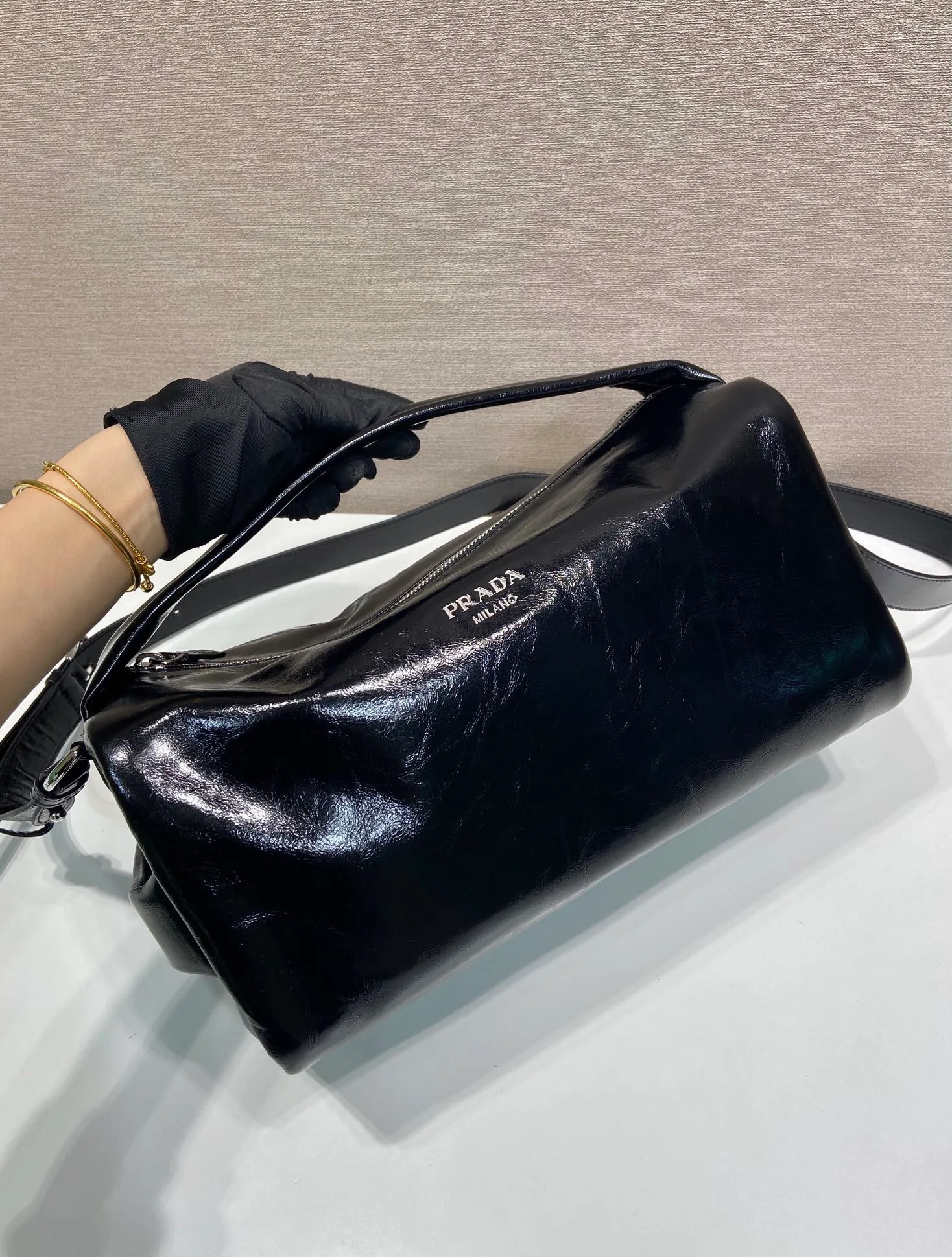 💰1760🎉New Boston🎉2VH194 waxed leather large size🎉🎉 This Boston handbag is fashionable and elegant. Its design is inspired by retro designs and details. The waxed cowhide has a glossy effect, giving the accessory a soft and unique appearance. It is also embellished with a metal letter logo. Equipped with a detachable long shoulder strap, the capacity is large, and the upper body effect is light and practical. Babies, hurry up and get it. The large size is for men and women🎉🎉 Length 33x Height 17x Bottom 17cm🎉🎉🎉👏👏👏