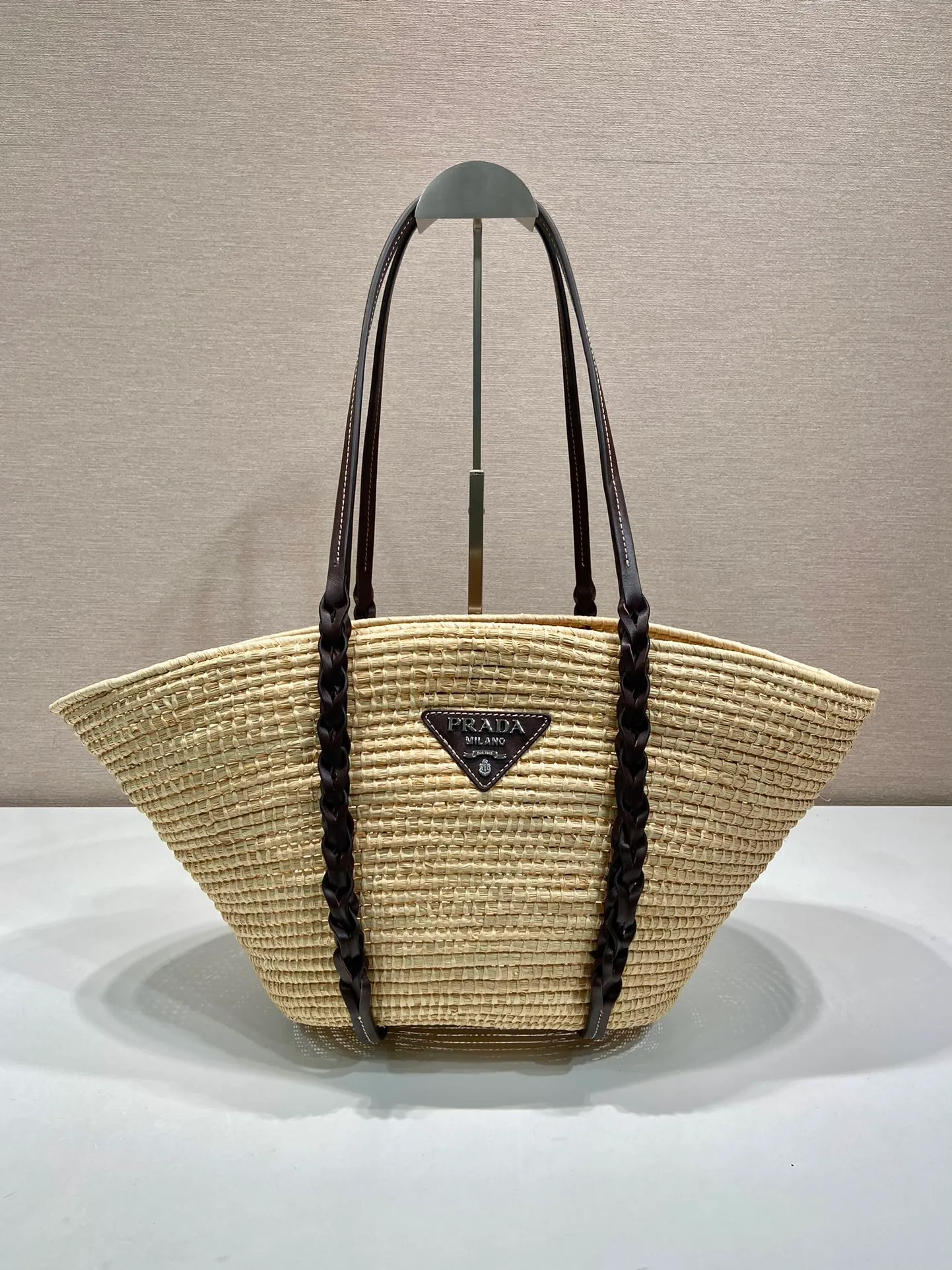 💰1860🎉Hot-selling vegetable basket🎉1BG312 has arrived🎉🎉 This vegetable basket is made of complex hand-woven and cowhide weaving. It can be carried on the shoulder and carried by hand. It has a large capacity and is a must-have in summer. The upper body effect is very nice👍👍Hurry up and get it🎉🎉 Bottom length 24 (bag opening 55) x height 24 x bottom 17cm🎉🎉🎉👏👏👏