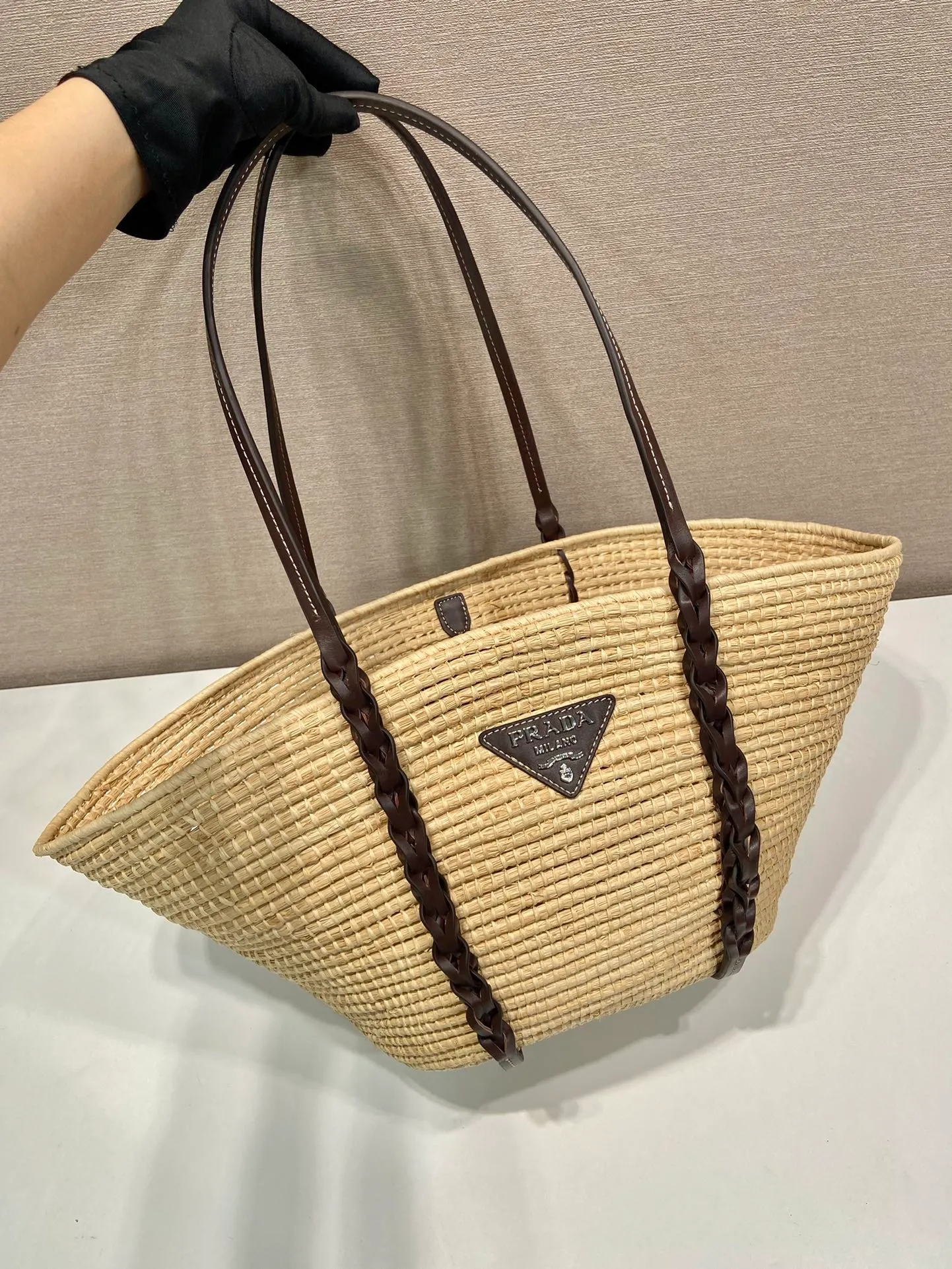 💰1860🎉Hot-selling vegetable basket🎉1BG312 has arrived🎉🎉 This vegetable basket is made of complex hand-woven and cowhide weaving. It can be carried on the shoulder and carried by hand. It has a large capacity and is a must-have in summer. The upper body effect is very nice👍👍Hurry up and get it🎉🎉 Bottom length 24 (bag opening 55) x height 24 x bottom 17cm🎉🎉🎉👏👏👏