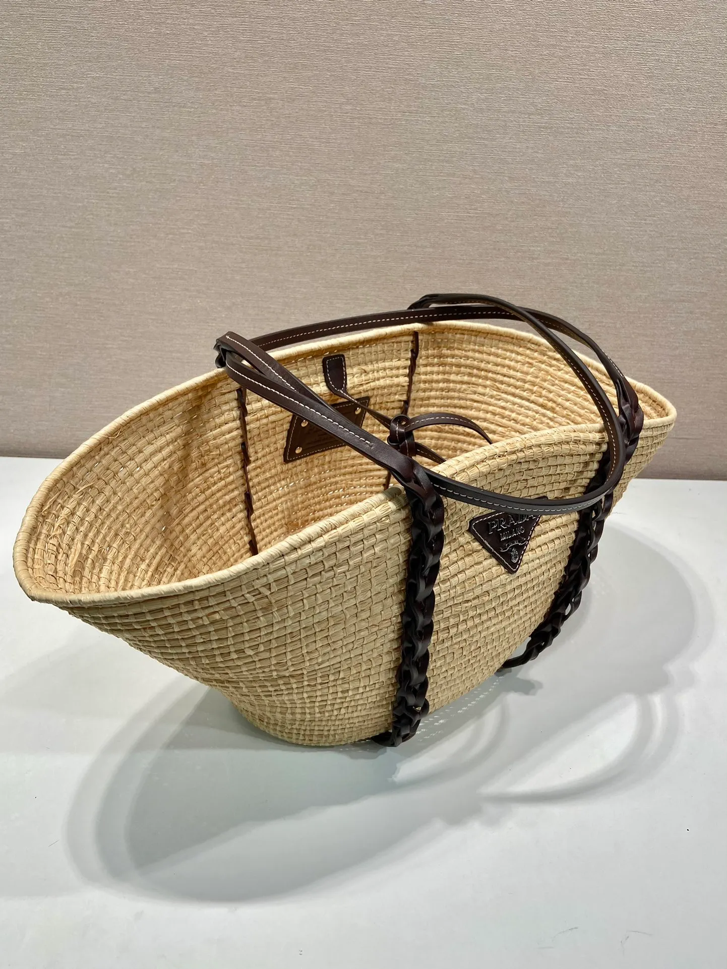 💰1860🎉Hot-selling vegetable basket🎉1BG312 has arrived🎉🎉 This vegetable basket is made of complex hand-woven and cowhide weaving. It can be carried on the shoulder and carried by hand. It has a large capacity and is a must-have in summer. The upper body effect is very nice👍👍Hurry up and get it🎉🎉 Bottom length 24 (bag opening 55) x height 24 x bottom 17cm🎉🎉🎉👏👏👏