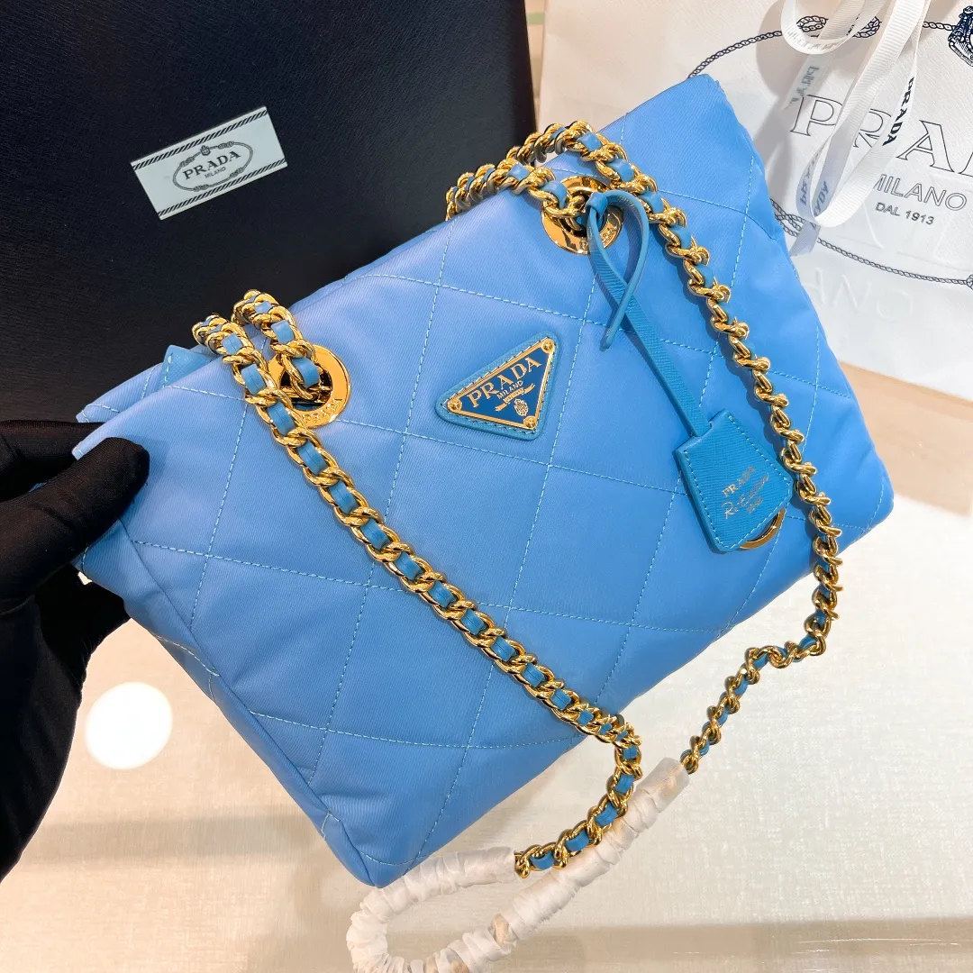 💰1120✨New product launch✨Middle-hand series chain shoulder bag/tramp bag Re-Edition19951BG468 The most fashionable retro bag type in the middle-hand series. The gold size is 25cm, suitable for fairies of all heights. It is super versatile and good-looking. Fashionable people must buy it! It is not only practical, lightweight, but also good-looking. It has a super large capacity. The triangle brand logo + waterproof parachute nylon. The rhombus pattern adds a high level of luxury. It is paired with a black gold chain and mixed leather shoulder strap. It is versatile and exquisite, and it is ok for daily commuting, travel and vacation. It is simply great👏... Size: 25*19*7cm, light purple blue