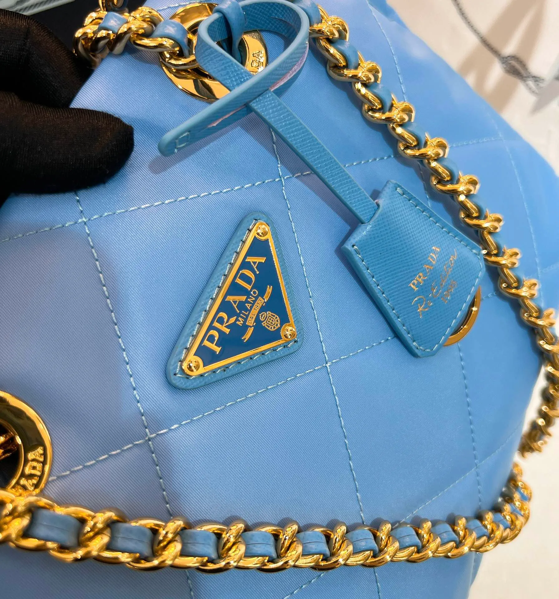 💰1120✨New product launch✨Middle-hand series chain shoulder bag/tramp bag Re-Edition19951BG468 The most fashionable retro bag type in the middle-hand series. The gold size is 25cm, suitable for fairies of all heights. It is super versatile and good-looking. Fashionable people must buy it! It is not only practical, lightweight, but also good-looking. It has a super large capacity. The triangle brand logo + waterproof parachute nylon. The rhombus pattern adds a high level of luxury. It is paired with a black gold chain and mixed leather shoulder strap. It is versatile and exquisite, and it is ok for daily commuting, travel and vacation. It is simply great👏... Size: 25*19*7cm, light purple blue