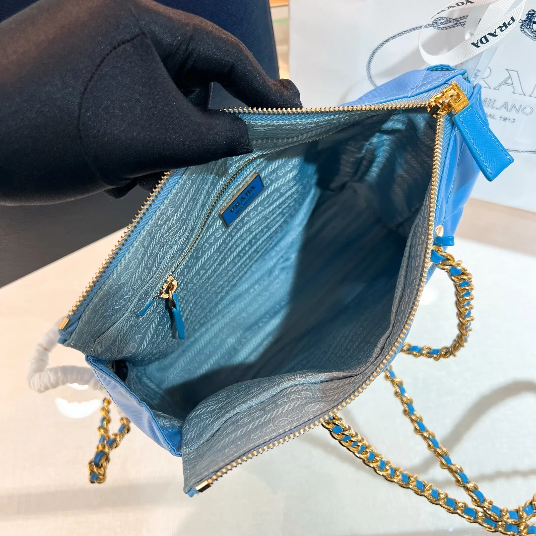 💰1120✨New product launch✨Middle-hand series chain shoulder bag/tramp bag Re-Edition19951BG468 The most fashionable retro bag type in the middle-hand series. The gold size is 25cm, suitable for fairies of all heights. It is super versatile and good-looking. Fashionable people must buy it! It is not only practical, lightweight, but also good-looking. It has a super large capacity. The triangle brand logo + waterproof parachute nylon. The rhombus pattern adds a high level of luxury. It is paired with a black gold chain and mixed leather shoulder strap. It is versatile and exquisite, and it is ok for daily commuting, travel and vacation. It is simply great👏... Size: 25*19*7cm, light purple blue