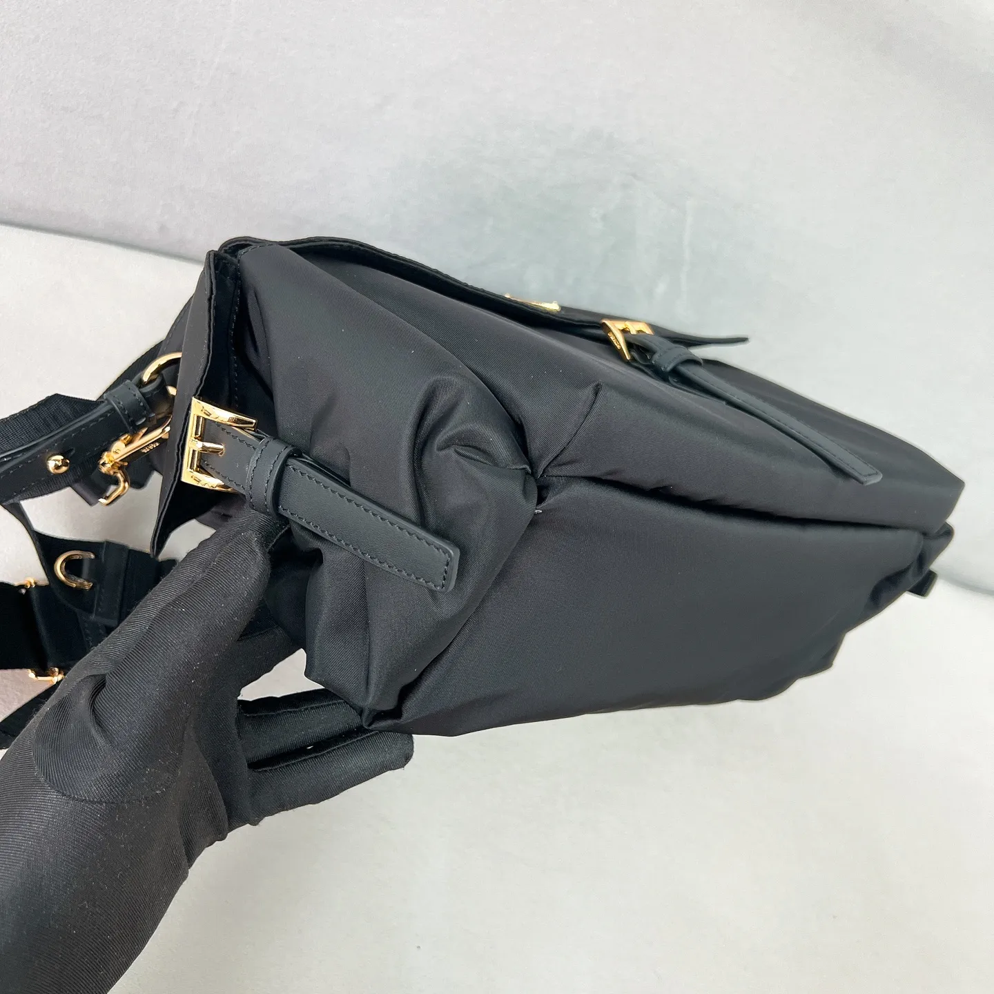 💰1320✨New product launch✨2025 new unisex Explore messenger bag large size 1BD394, super versatile and good-looking, fashionable people must buy it! Not only practical, lightweight but also good-looking, with super large capacity. Triangle signature + waterproof parachute nylon. Lightweight and practical design combines sports and versatile elements. Equipped with two detachable and adjustable webbing straps. The fluffy and soft shape goes well with clothes. The multi-pocket design meets the functional needs of traveling and commuting. It is simply great👏... Unisex style for both men and women🉑️ Size: 37.5*19*12cm Black
