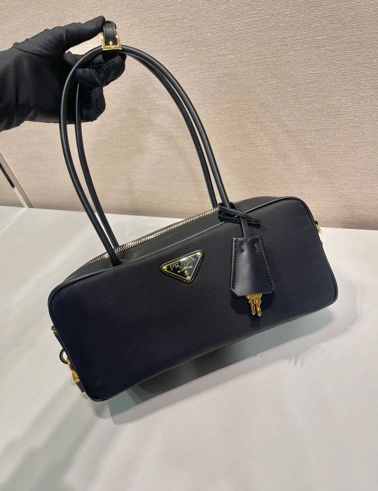 💰1220🎉New style🎉1BB133 nylon lock bag🎉🎉 This Tessuto Tocker handbag is crisp and compact in shape. It is made of regenerated nylon (Re-Nylon) and imported calfskin. It is equipped with a detachable long shoulder strap, which is exquisite and elegant. Finished with metal hardware, a zipper and favorite padlock closure add a chic touch. It has a large capacity and is a popular model that will never go out of style. 🎉Hurry and get it now🎉🎉 Length 28x Height 13x Bottom 8cm🎉🎉🎉👏👏👏