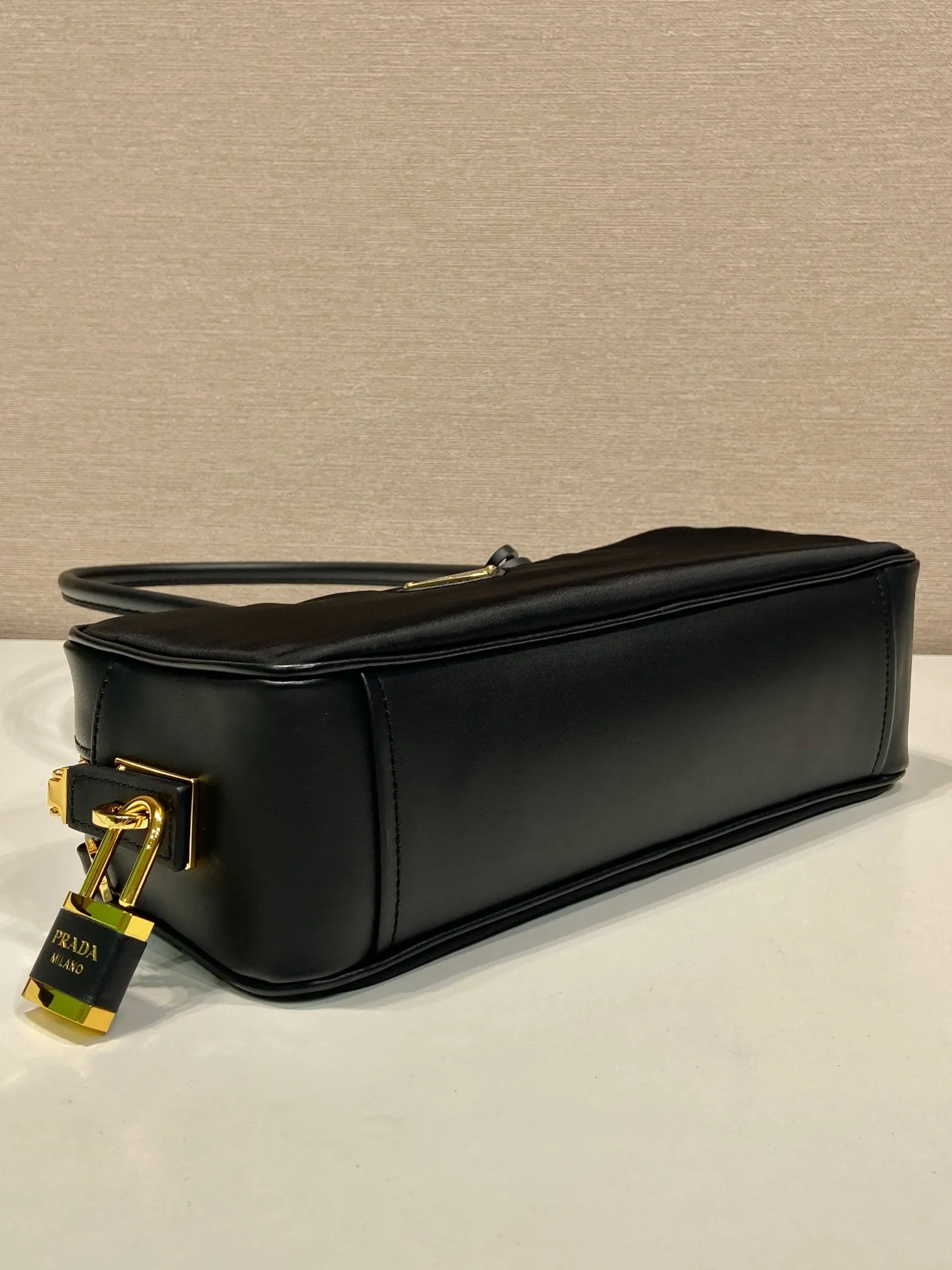 💰1220🎉New style🎉1BB133 nylon lock bag🎉🎉 This Tessuto Tocker handbag is crisp and compact in shape. It is made of regenerated nylon (Re-Nylon) and imported calfskin. It is equipped with a detachable long shoulder strap, which is exquisite and elegant. Finished with metal hardware, a zipper and favorite padlock closure add a chic touch. It has a large capacity and is a popular model that will never go out of style. 🎉Hurry and get it now🎉🎉 Length 28x Height 13x Bottom 8cm🎉🎉🎉👏👏👏