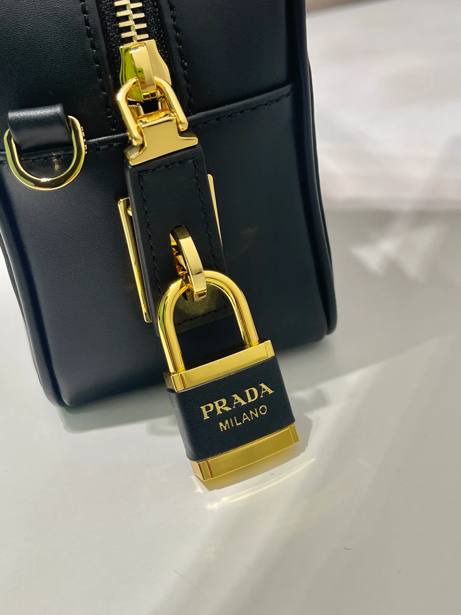 💰1220🎉New style🎉1BB133 nylon lock bag🎉🎉 This Tessuto Tocker handbag is crisp and compact in shape. It is made of regenerated nylon (Re-Nylon) and imported calfskin. It is equipped with a detachable long shoulder strap, which is exquisite and elegant. Finished with metal hardware, a zipper and favorite padlock closure add a chic touch. It has a large capacity and is a popular model that will never go out of style. 🎉Hurry and get it now🎉🎉 Length 28x Height 13x Bottom 8cm🎉🎉🎉👏👏👏