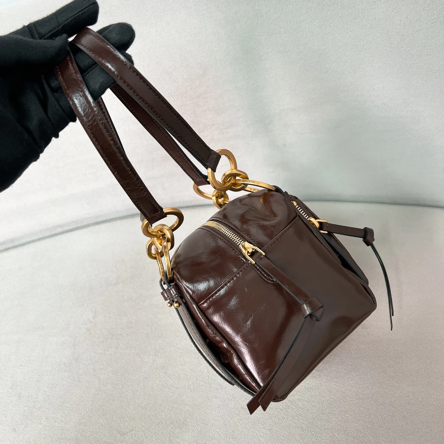 💰1500✨New first launch✨2025 new oil wax leather Dangel handbag 1BB137 The latest popular oil wax leather handbag. Retro oil wax leather with gold hardware. Iconic golden letter logo. Comes with a long wrist strap. It can be carried on one shoulder or in the hand. The fashionable feeling is directly full. The design is casual, simple, exquisite and practical. A retro style bag is suitable for daily travel. The upper body is really cool and retro➕fashionable and immediate. Size 14*14.5*13