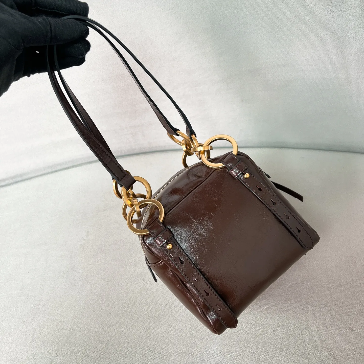 💰1500✨New first launch✨2025 new oil wax leather Dangel handbag 1BB137 The latest popular oil wax leather handbag. Retro oil wax leather with gold hardware. Iconic golden letter logo. Comes with a long wrist strap. It can be carried on one shoulder or in the hand. The fashionable feeling is directly full. The design is casual, simple, exquisite and practical. A retro style bag is suitable for daily travel. The upper body is really cool and retro➕fashionable and immediate. Size 14*14.5*13