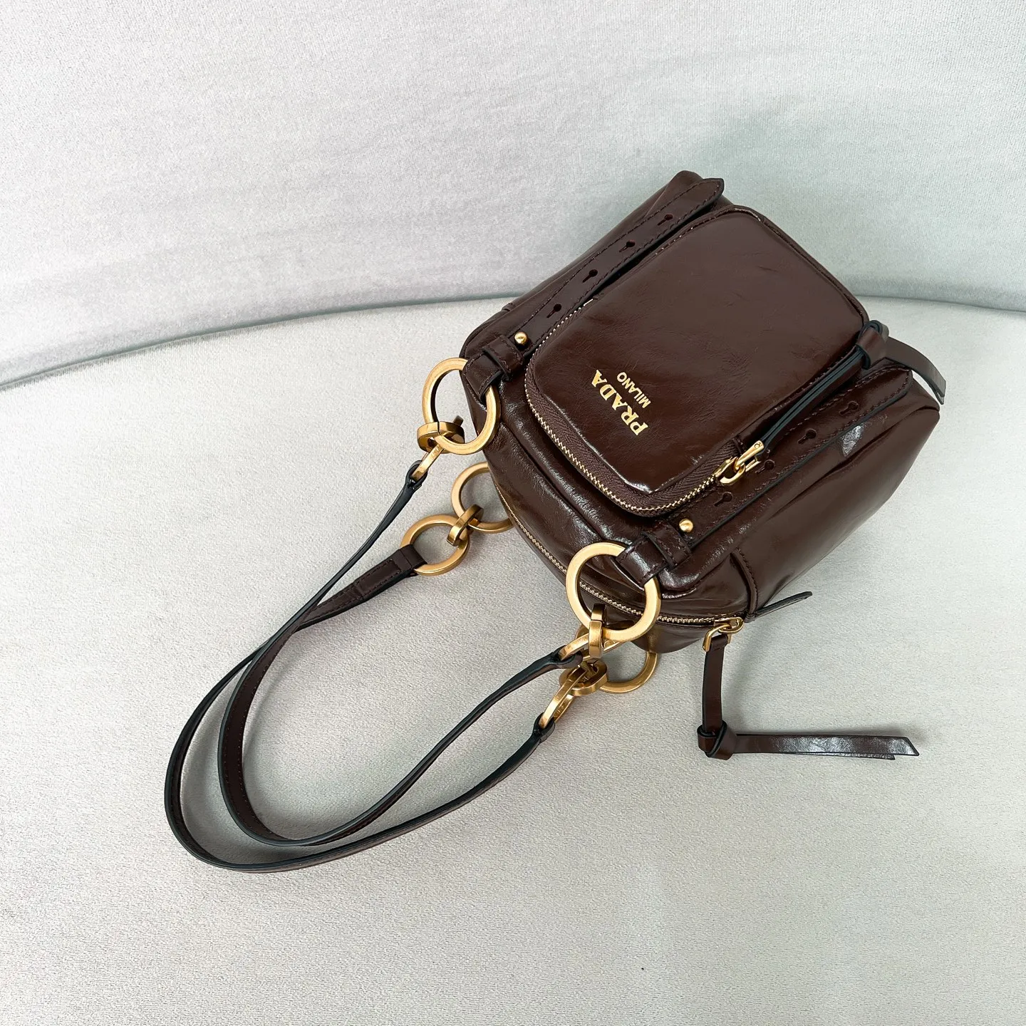 💰1500✨New first launch✨2025 new oil wax leather Dangel handbag 1BB137 The latest popular oil wax leather handbag. Retro oil wax leather with gold hardware. Iconic golden letter logo. Comes with a long wrist strap. It can be carried on one shoulder or in the hand. The fashionable feeling is directly full. The design is casual, simple, exquisite and practical. A retro style bag is suitable for daily travel. The upper body is really cool and retro➕fashionable and immediate. Size 14*14.5*13