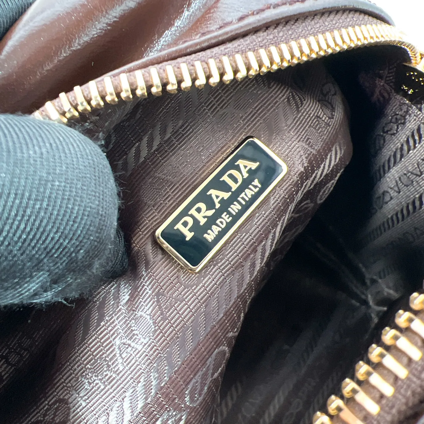 💰1500✨New first launch✨2025 new oil wax leather Dangel handbag 1BB137 The latest popular oil wax leather handbag. Retro oil wax leather with gold hardware. Iconic golden letter logo. Comes with a long wrist strap. It can be carried on one shoulder or in the hand. The fashionable feeling is directly full. The design is casual, simple, exquisite and practical. A retro style bag is suitable for daily travel. The upper body is really cool and retro➕fashionable and immediate. Size 14*14.5*13