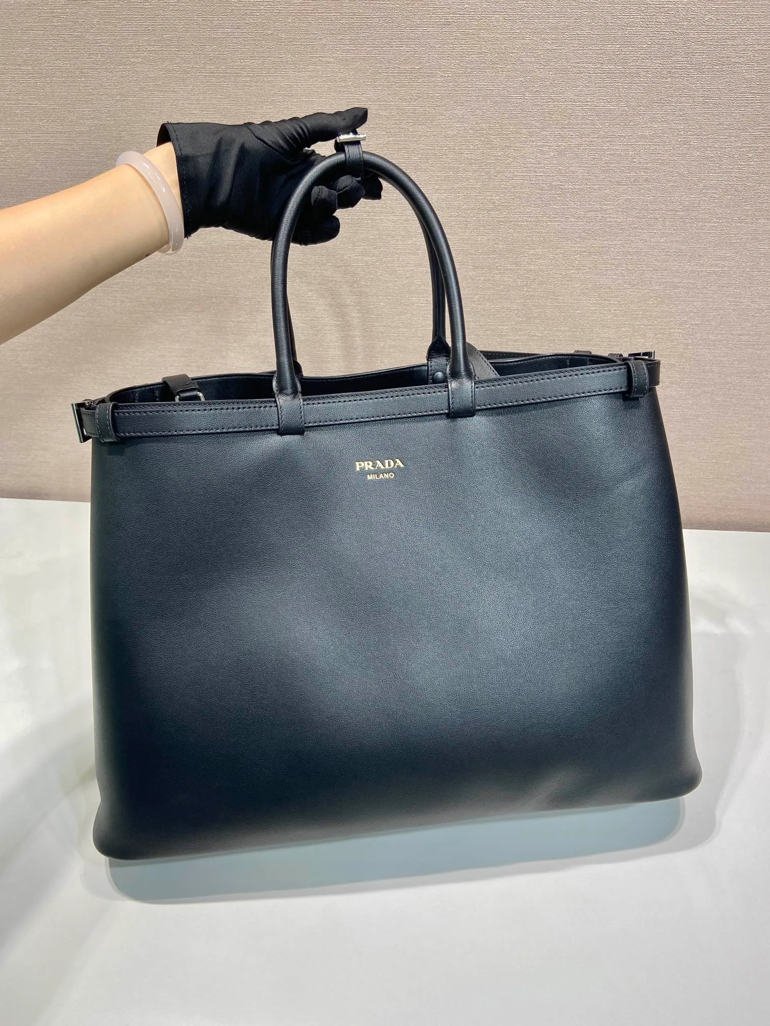 💰2360🎉New men's bag🎉1BG126 extra large🎉🎉 This handbag is made of imported calfskin, with imported soft sheepskin interior. It has a three-layer design and a detachable/adjustable long shoulder strap. It has a modern and simple style and incorporates exquisite and delicate details. Simple and elegant, fashionable and practical, it is an eternal hit. Babies, the extra large size 48cm you have longed for has arrived😘 Hurry up and get it🎉🎉 Length 48x Height 34x Bottom 18cm🎉🎉🎉👏👏👏