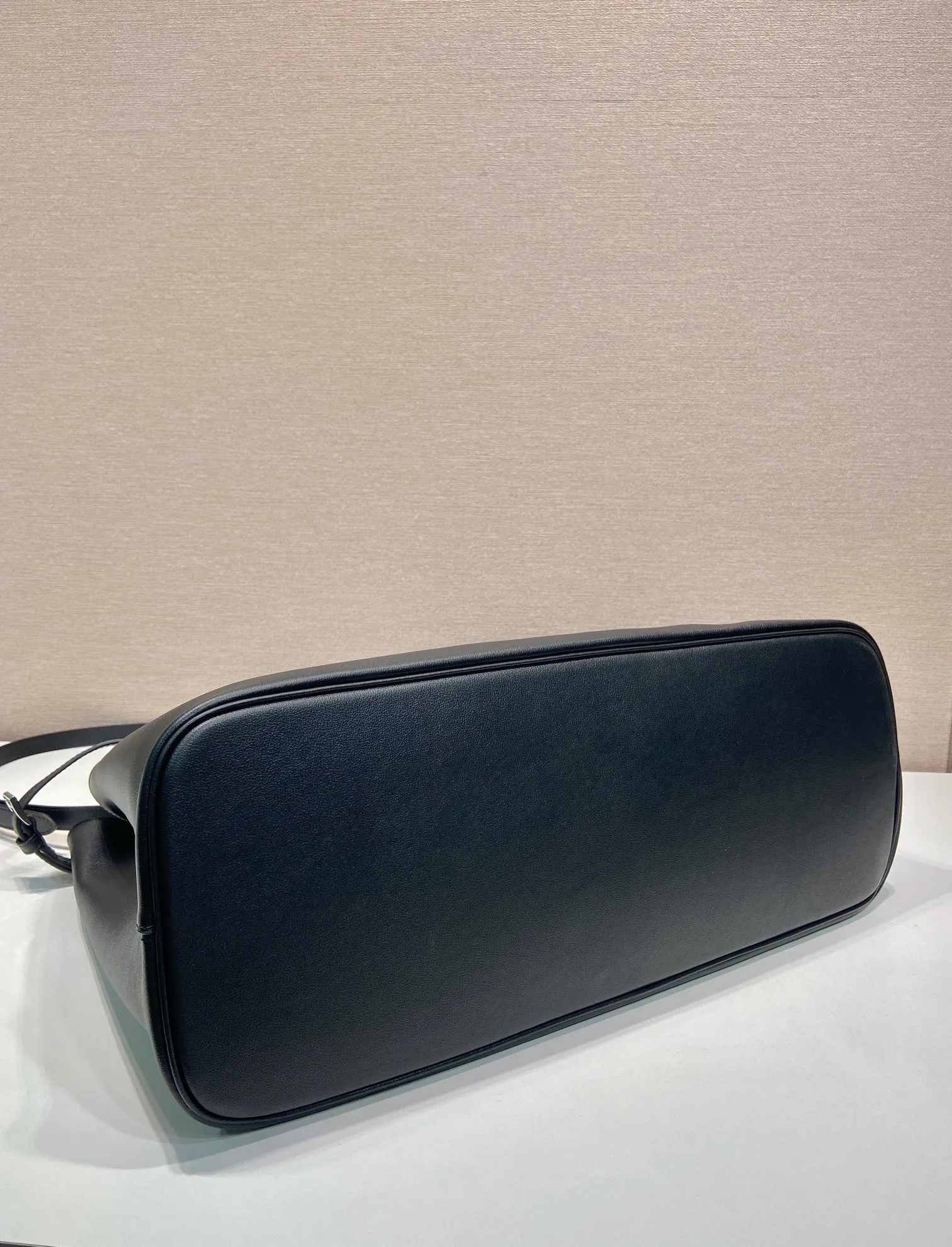 💰2360🎉New men's bag🎉1BG126 extra large🎉🎉 This handbag is made of imported calfskin, with imported soft sheepskin interior. It has a three-layer design and a detachable/adjustable long shoulder strap. It has a modern and simple style and incorporates exquisite and delicate details. Simple and elegant, fashionable and practical, it is an eternal hit. Babies, the extra large size 48cm you have longed for has arrived😘 Hurry up and get it🎉🎉 Length 48x Height 34x Bottom 18cm🎉🎉🎉👏👏👏