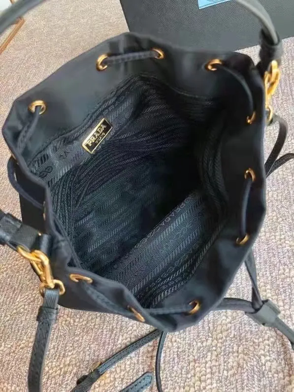 Batch ¥560 Classic model 1BH038😘 has arrived👏👏 Made of imported nylon fabric, top grade five, portable/diagonal, light, practical and fashionable, beauties hurry up and get it, 165 OEM code, length 18x height 23 bottom × 12cm