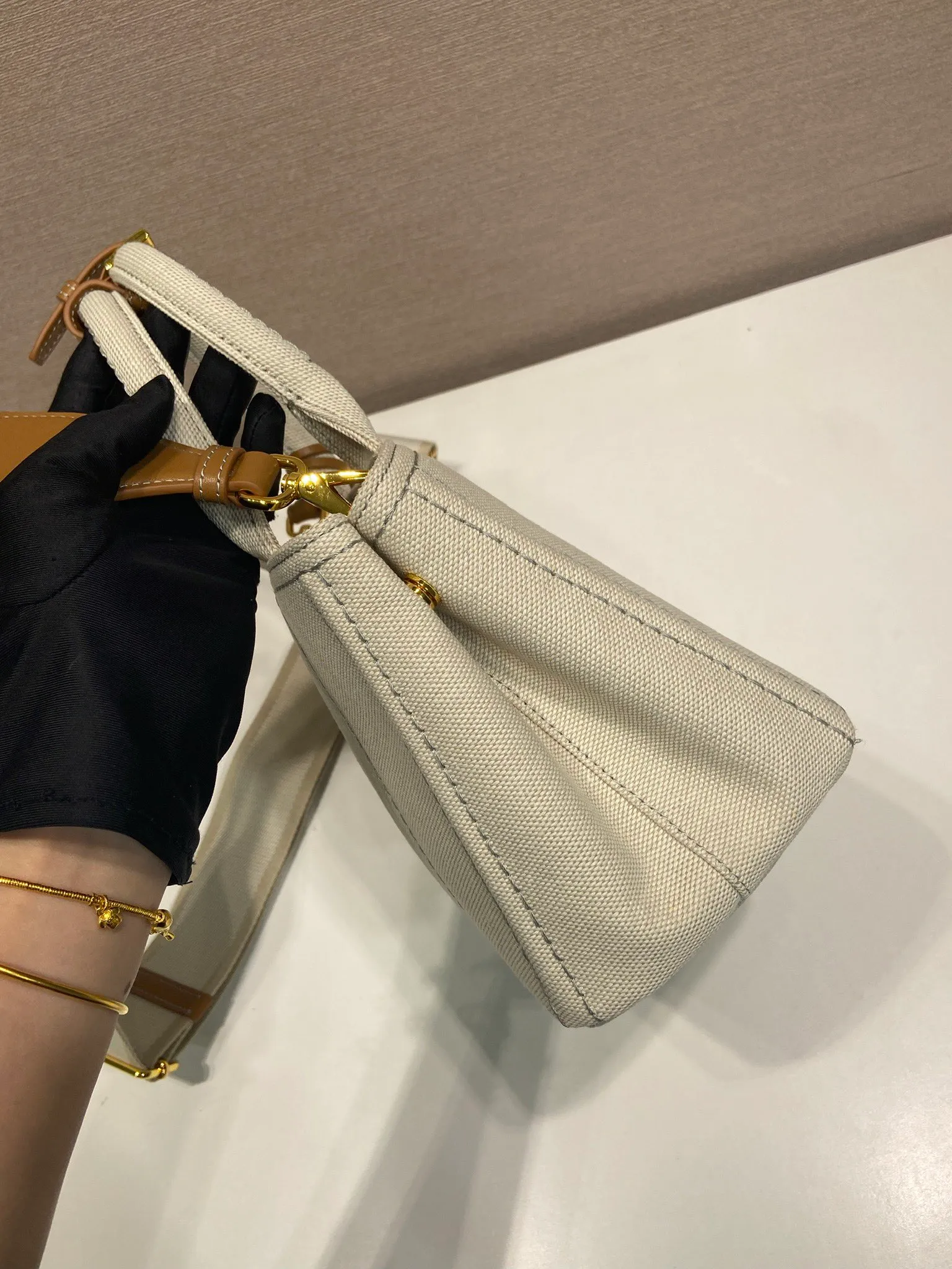 💰1100🎉New handbag🎉1BA038 neutral color🎉🎉 Inspired by timeless elements of nautical style, this mini handbag reinterprets the classic style. Made of cotton canvas with leather trim for a sophisticated and versatile look. Canvas handle, detachable and adjustable logo printed woven strap shoulder strap, detachable leather keychain, can be carried by hand or shoulder, large capacity, so beautiful, another timeless and popular style🎉🎉worth owning🎉🎉 Length 22x height 15x bottom 13cm🎉🎉🎉💰💰💰