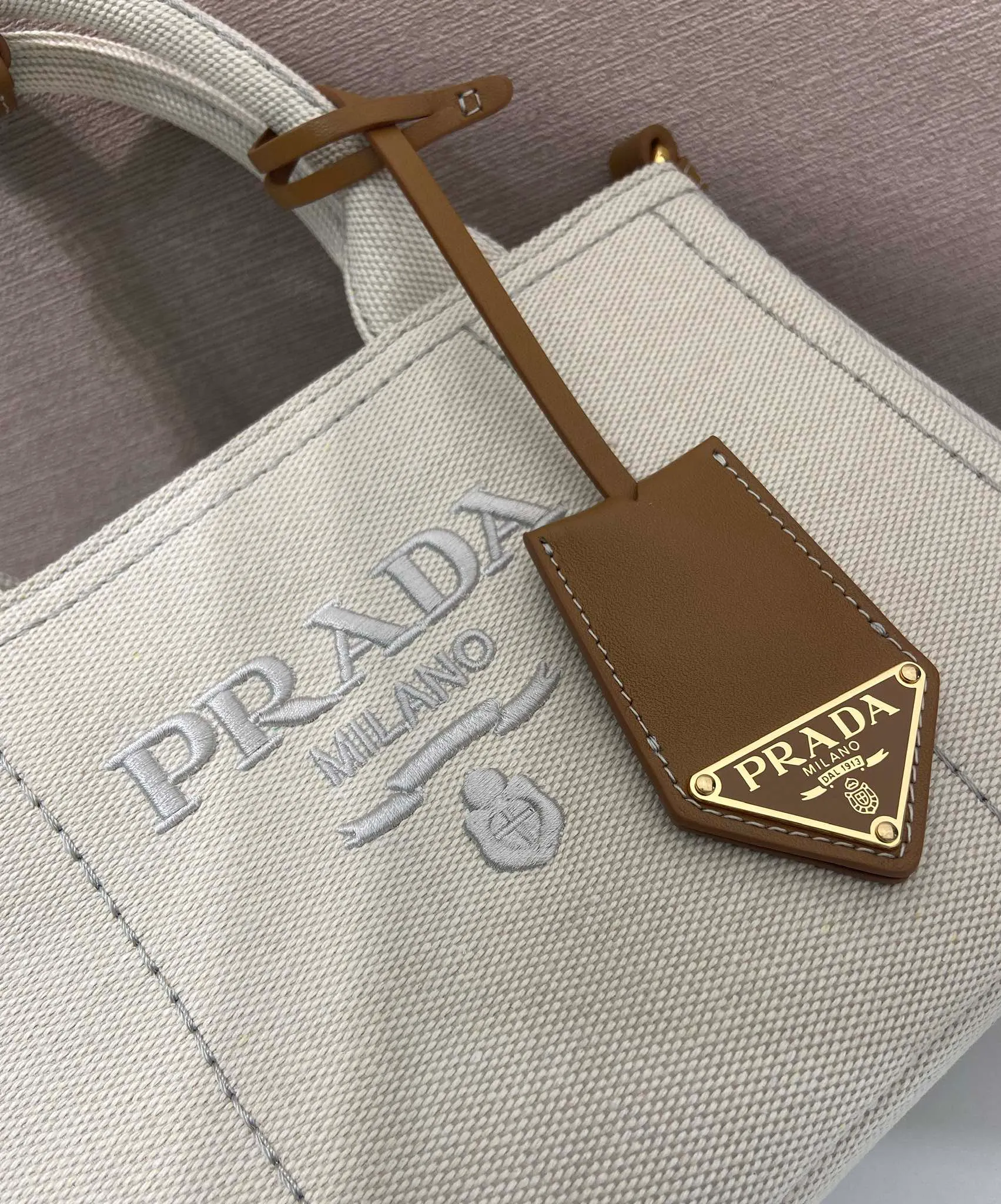 💰1100🎉New handbag🎉1BA038 neutral color🎉🎉 Inspired by timeless elements of nautical style, this mini handbag reinterprets the classic style. Made of cotton canvas with leather trim for a sophisticated and versatile look. Canvas handle, detachable and adjustable logo printed woven strap shoulder strap, detachable leather keychain, can be carried by hand or shoulder, large capacity, so beautiful, another timeless and popular style🎉🎉worth owning🎉🎉 Length 22x height 15x bottom 13cm🎉🎉🎉💰💰💰