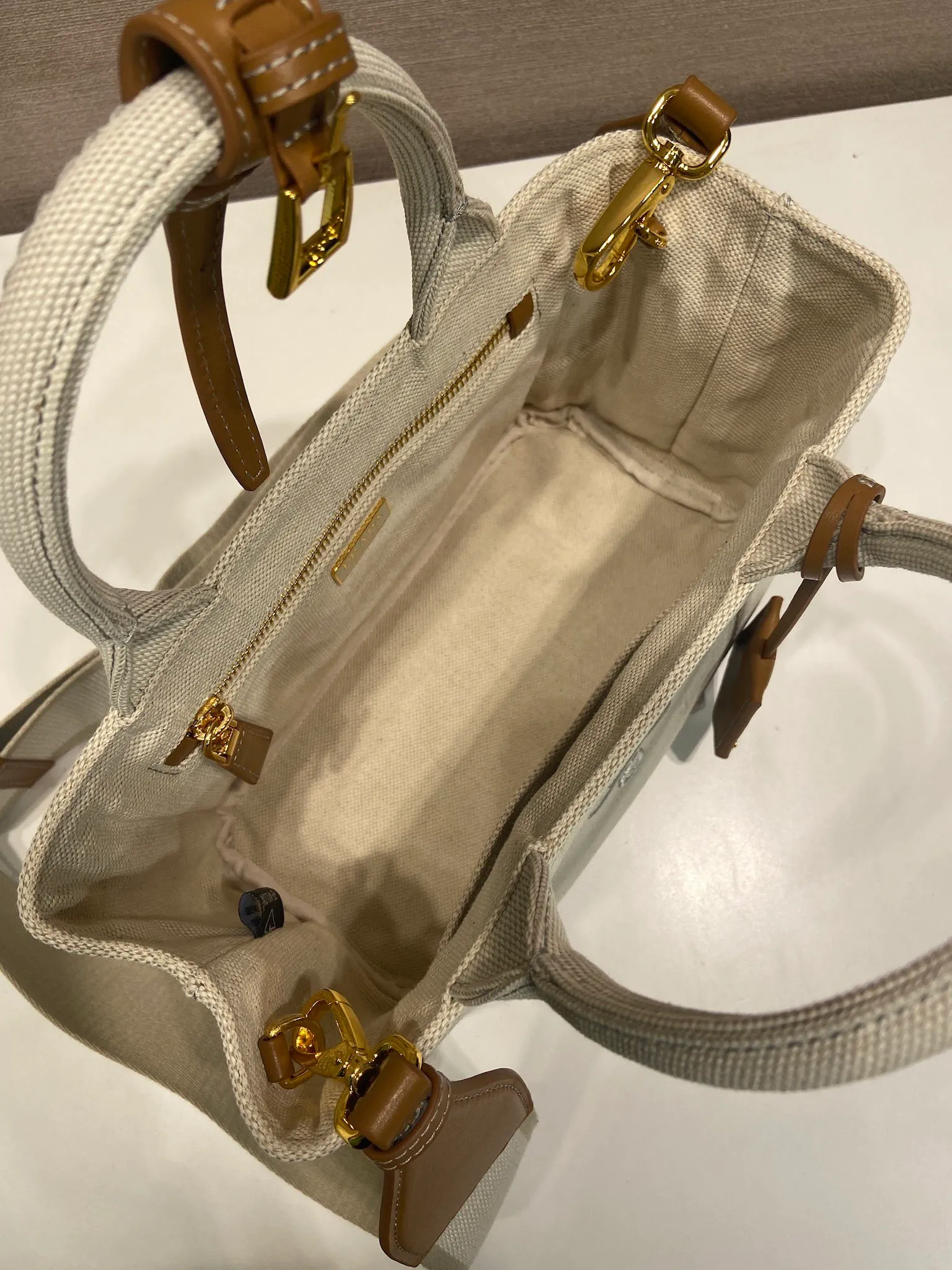 💰1100🎉New handbag🎉1BA038 neutral color🎉🎉 Inspired by timeless elements of nautical style, this mini handbag reinterprets the classic style. Made of cotton canvas with leather trim for a sophisticated and versatile look. Canvas handle, detachable and adjustable logo printed woven strap shoulder strap, detachable leather keychain, can be carried by hand or shoulder, large capacity, so beautiful, another timeless and popular style🎉🎉worth owning🎉🎉 Length 22x height 15x bottom 13cm🎉🎉🎉💰💰💰